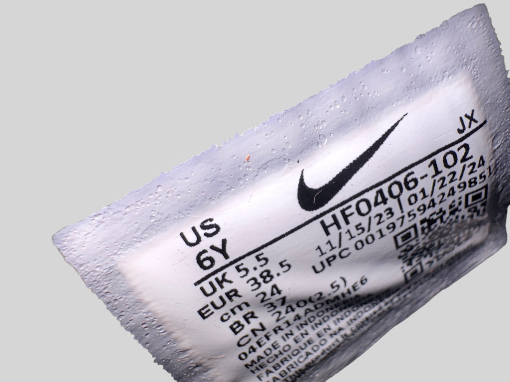Etiquette de taille FASHION SC pour Nike Air Flight 89 GS montrant les informations de pointure et le code SKU
