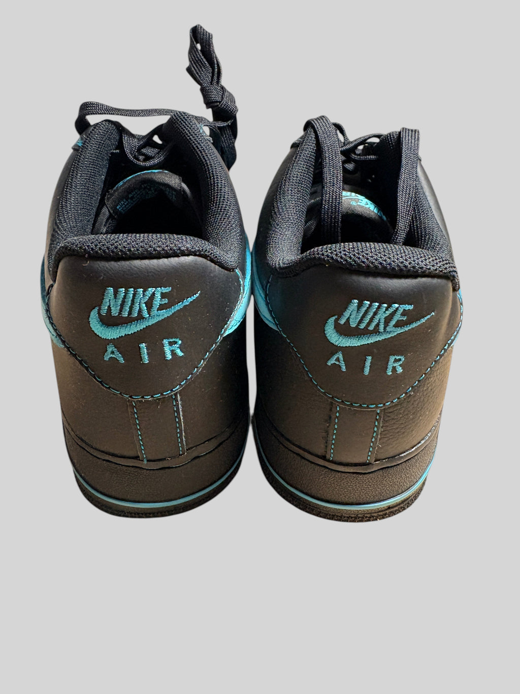 Vue arrière des baskets FASHION SC Nike Air Force 1 Low Un-Tiffany en cuir noir avec détails vert céleste