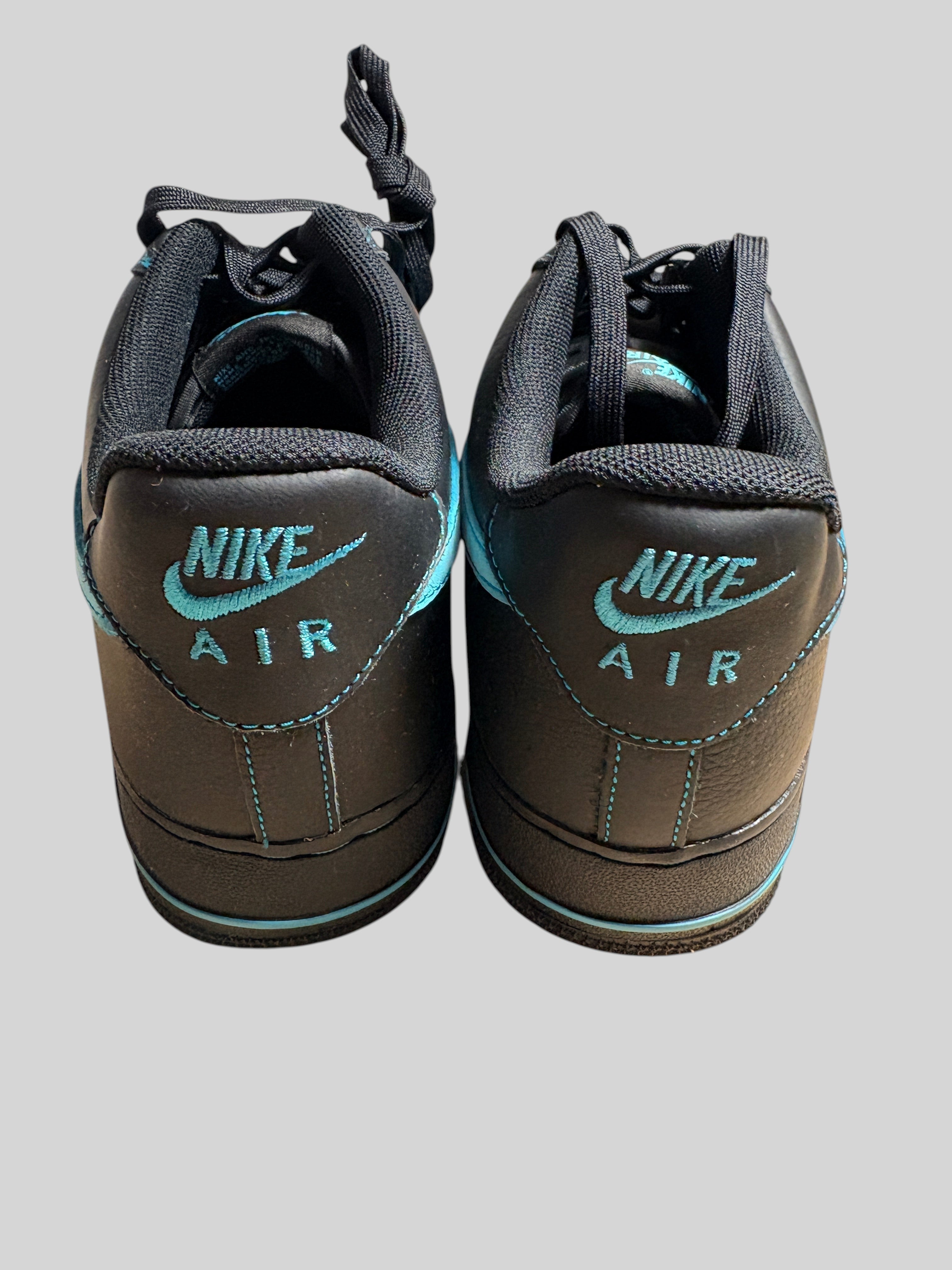 Vue arrière des baskets FASHION SC Nike Air Force 1 Low Un-Tiffany en cuir noir avec détails vert céleste