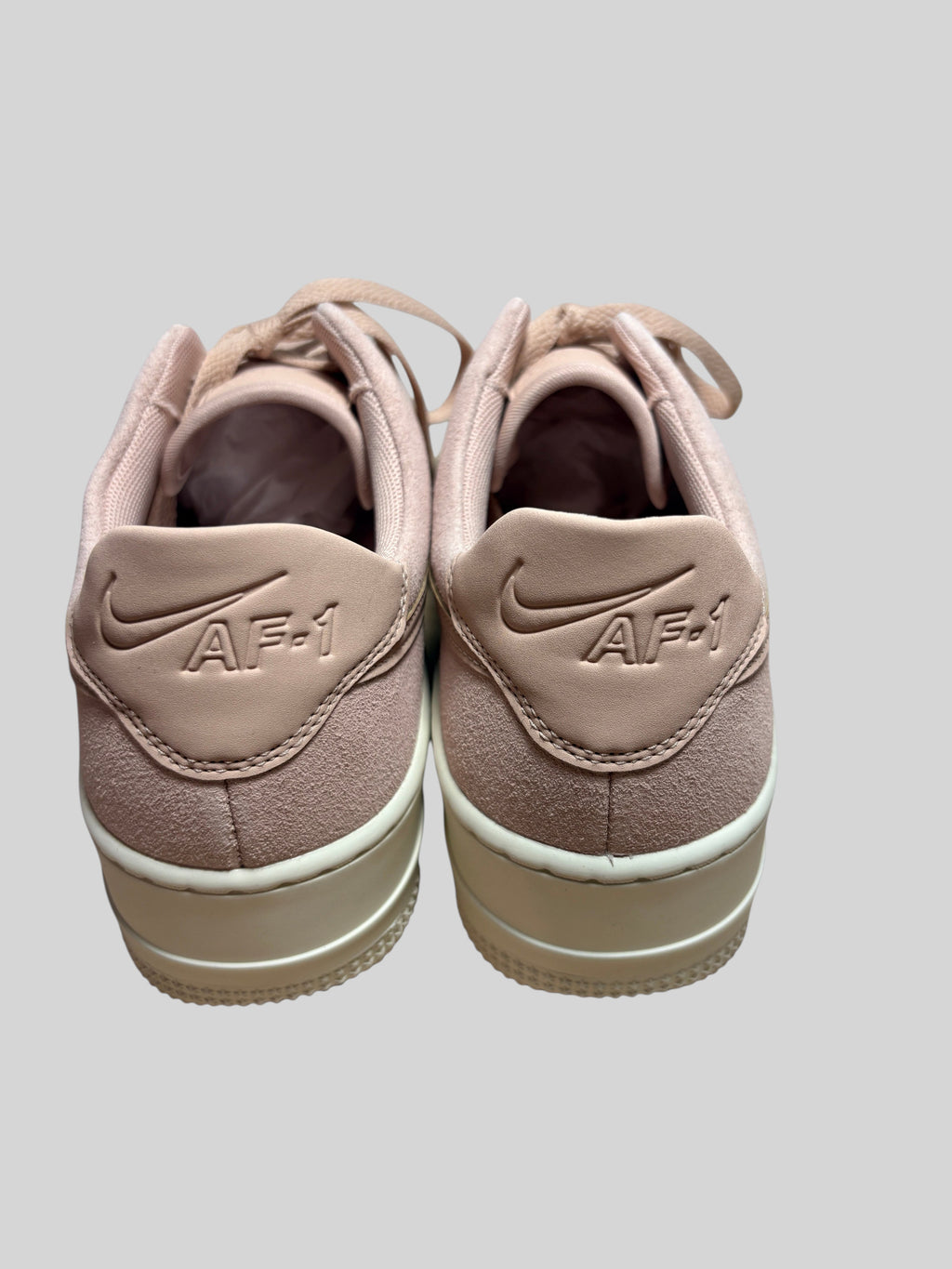 Vue arrière des baskets FASHION SC Nike Air Force 1 Sage Low en cuir suédé beige rosé avec semelle compensée