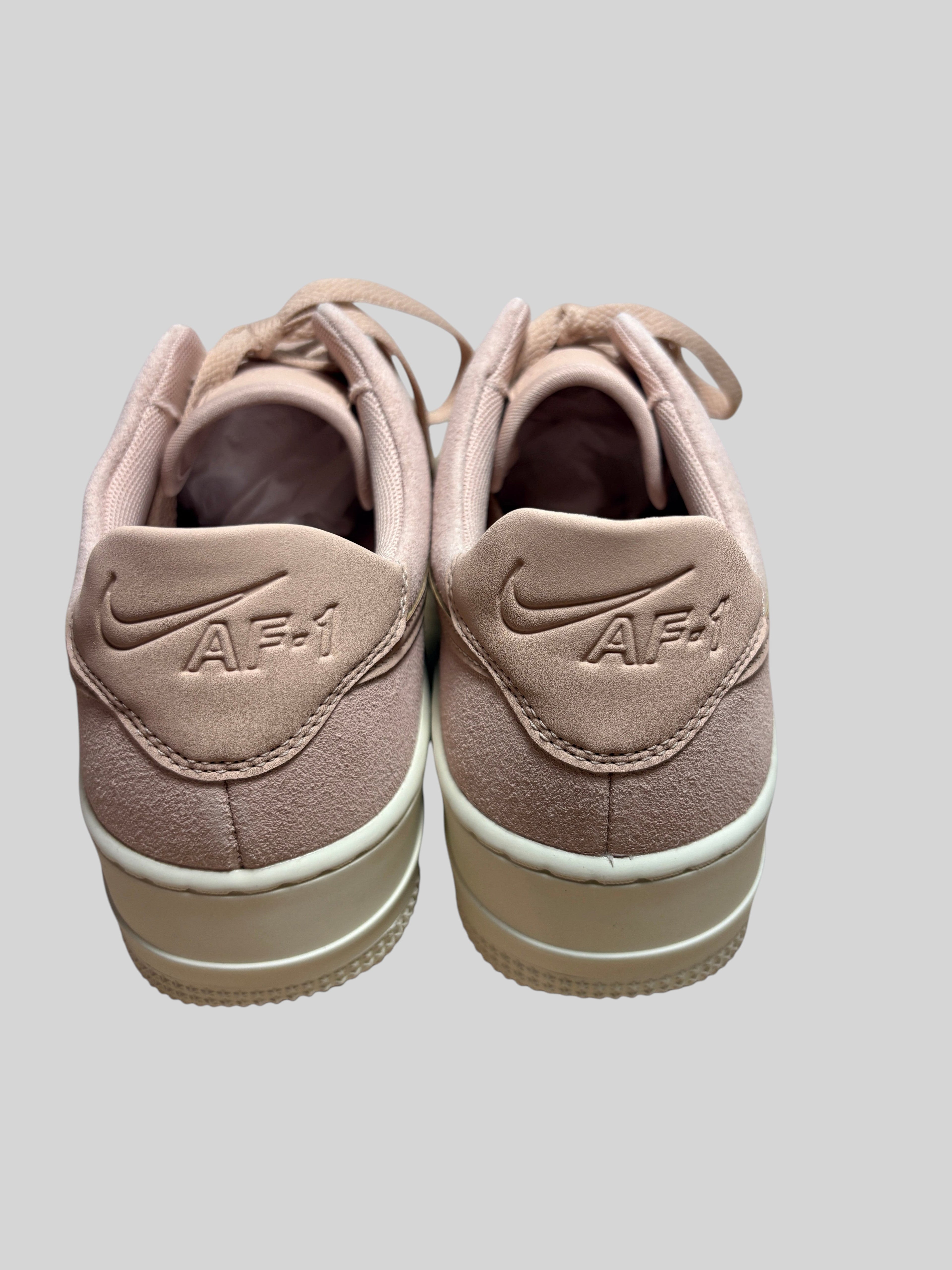 Vue arrière des baskets FASHION SC Nike Air Force 1 Sage Low en cuir suédé beige rosé avec semelle compensée