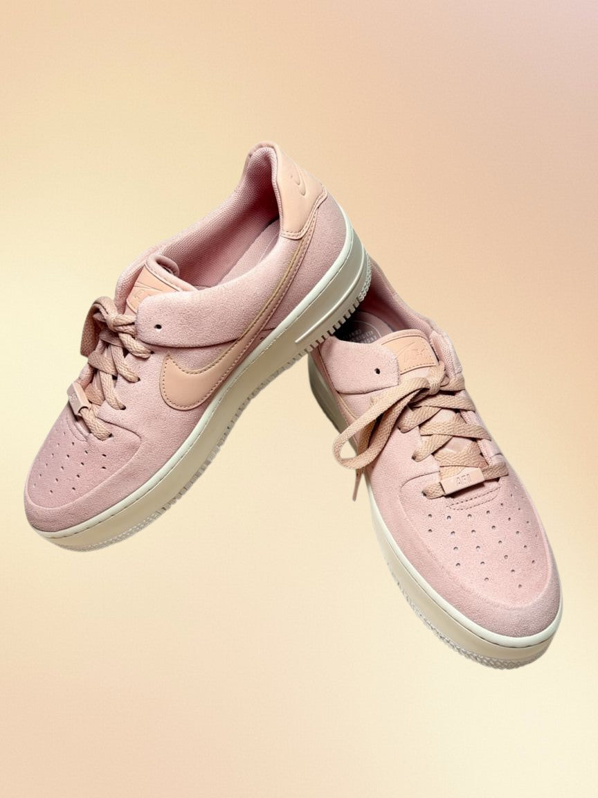 Baskets FASHION SC Nike Air Force 1 Sage Low en daim beige clair avec semelle plateforme et détails perforés.