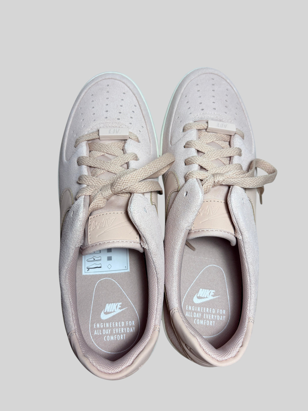 Baskets FASHION SC Nike Air Force 1 Sage Low en cuir suédé beige rosé avec semelle compensée et lacets assortis