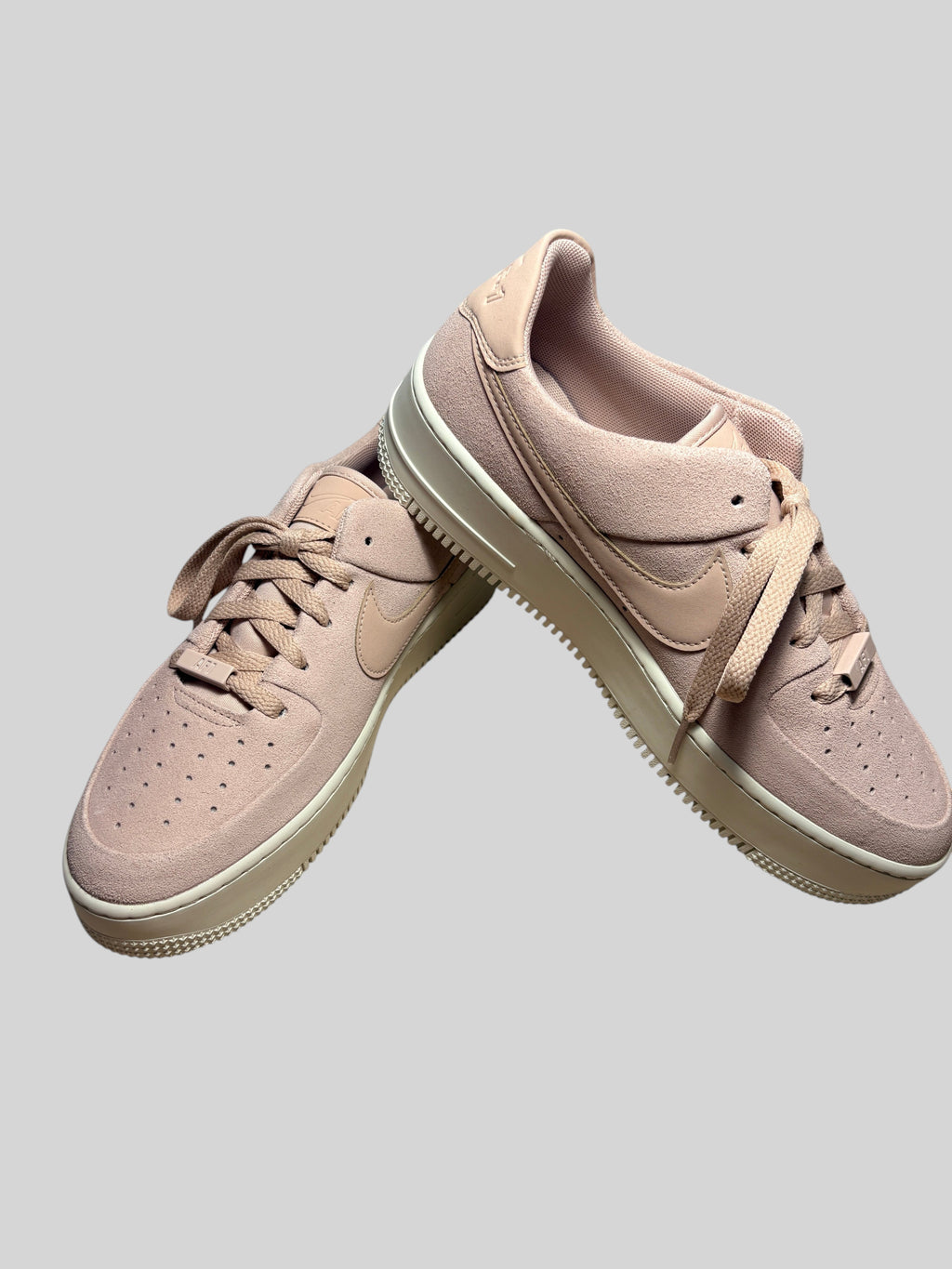 Baskets FASHION SC Nike Air Force 1 Sage Low en cuir suédé beige rosé avec semelle compensée Phantom