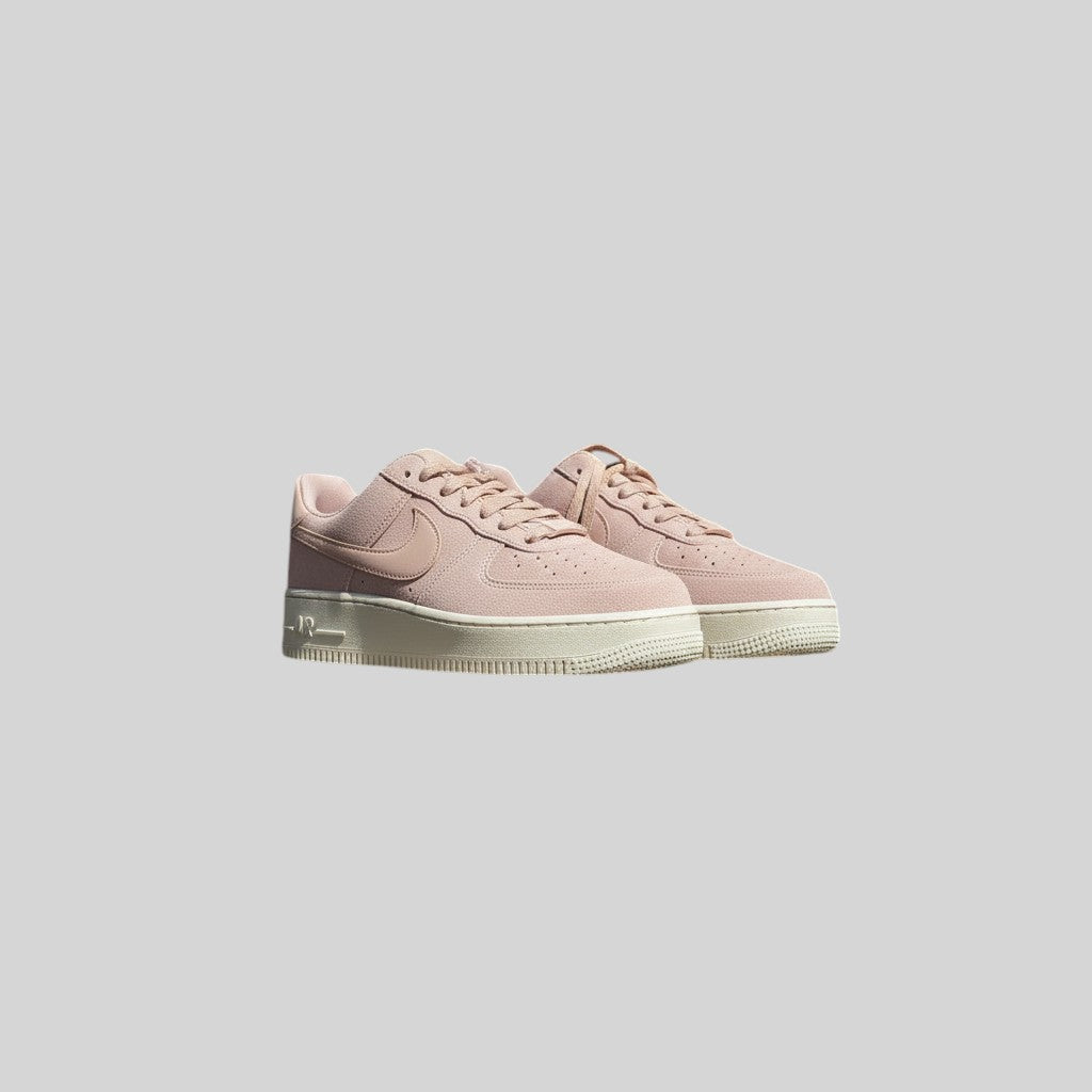 Baskets FASHION SC Nike Air Force 1 Sage Low en cuir suédé beige rosé avec semelle compensée dans une rue urbaine