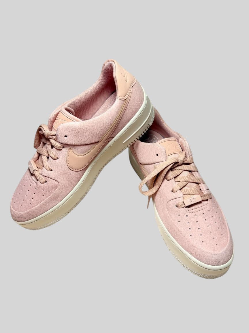 Baskets FASHION SC Nike Air Force 1 Sage Low en cuir suédé beige rosé avec semelle compensée Phantom