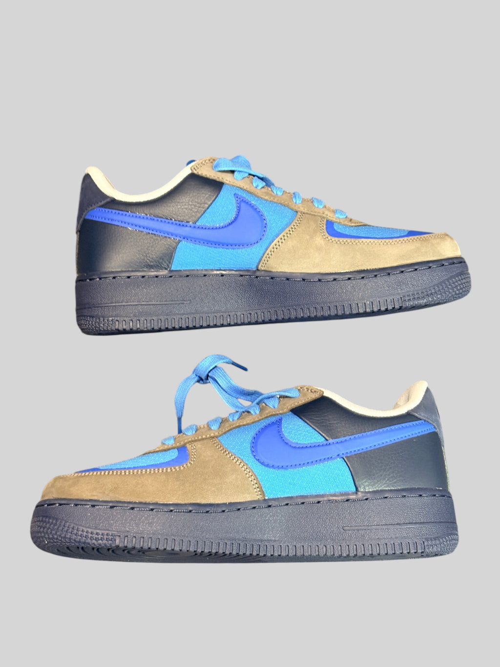 Baskets FASHION SC Nike Air Force 1 en cuir et daim bleu, gris et bleu marine, vue latérale