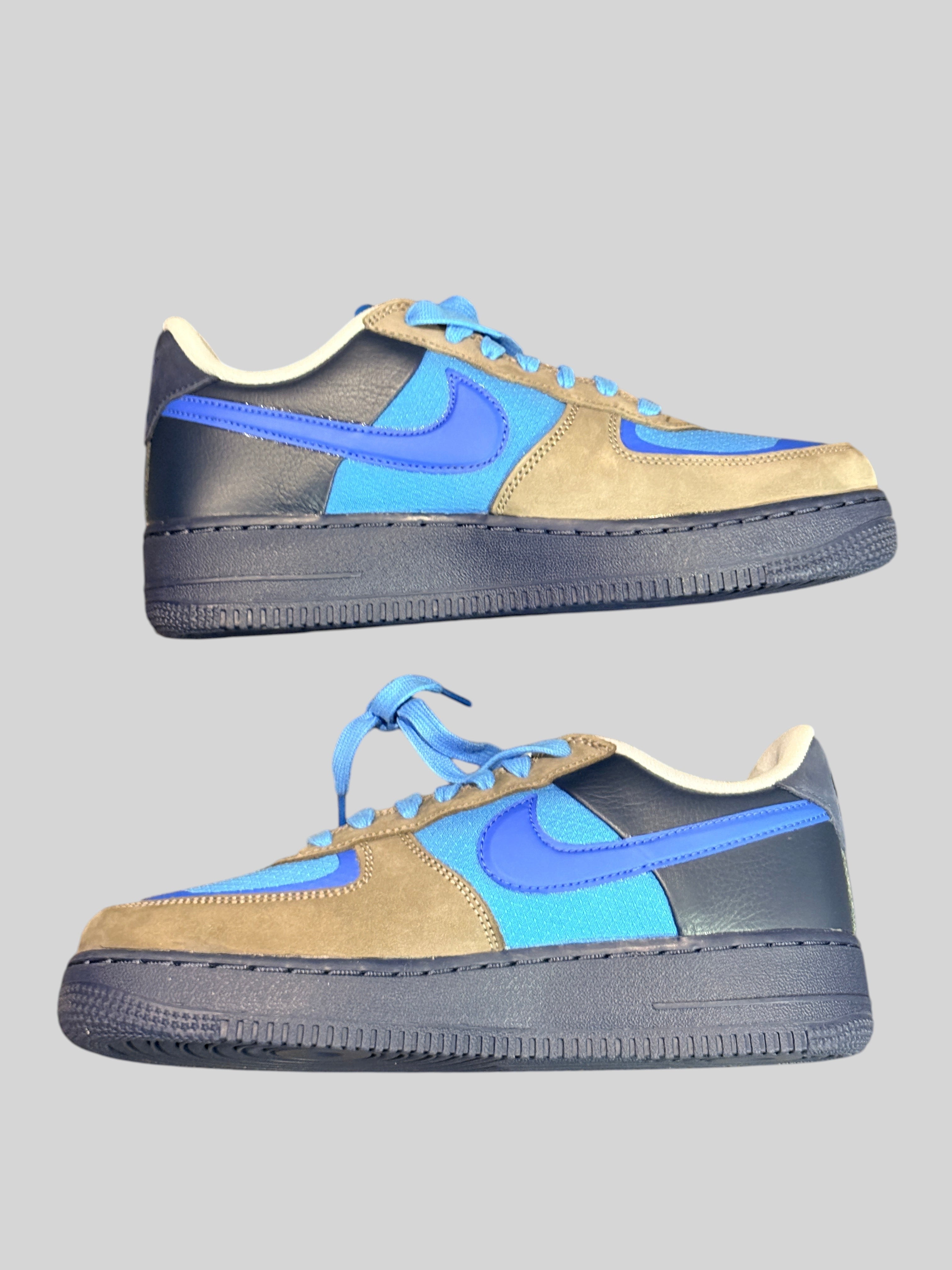 Baskets FASHION SC Nike Air Force 1 en cuir et daim bleu, gris et bleu marine, vue latérale