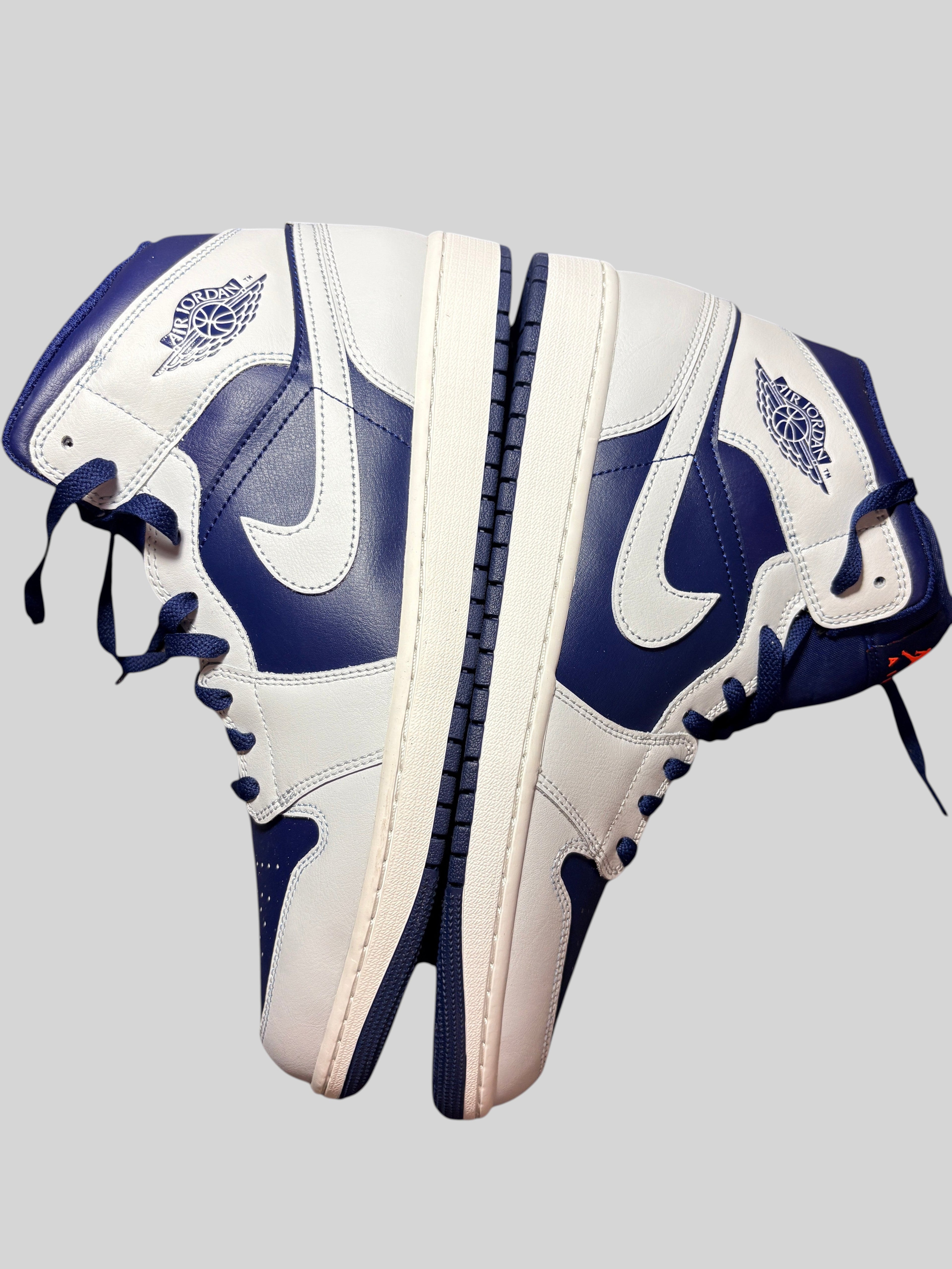 Baskets Nike Air Jordan 1 Mid Blue Void chez FASHION SC en cuir bleu et blanc avec logo Wings et amorti Nike Air