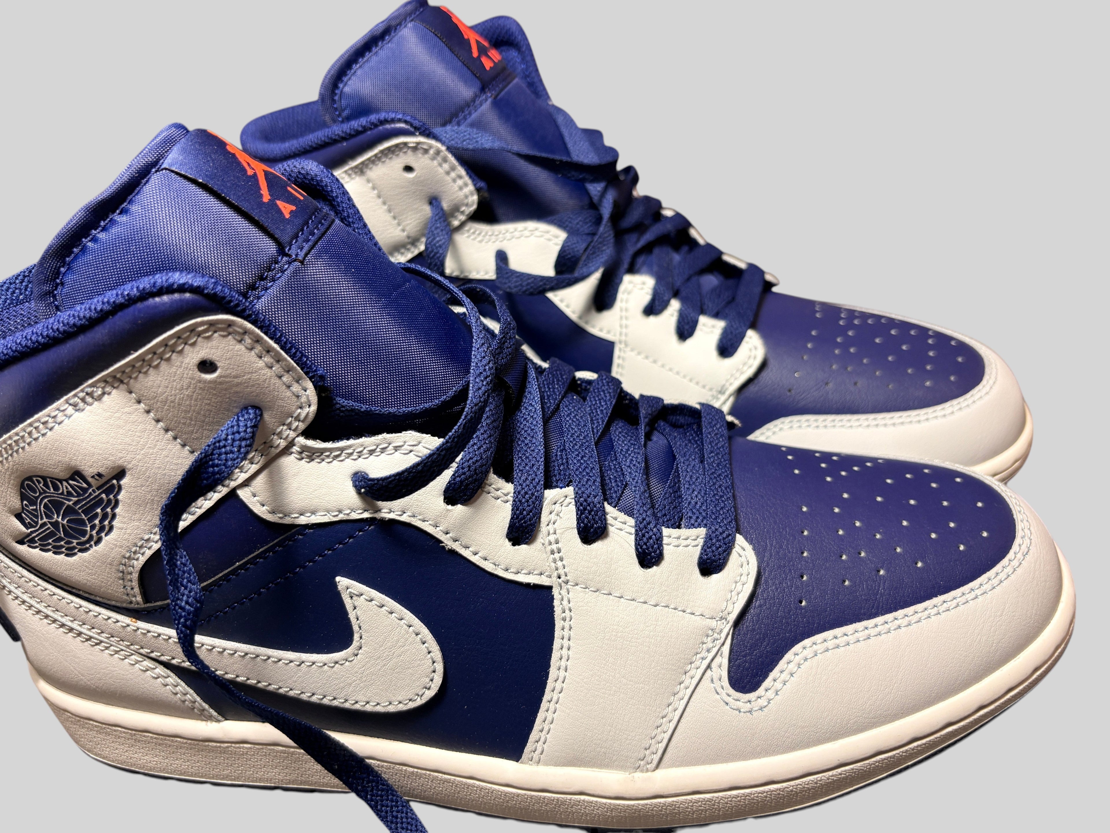 Baskets FASHION SC Nike Air Jordan 1 Mid Blue Void en cuir bleu et blanc avec détails orange