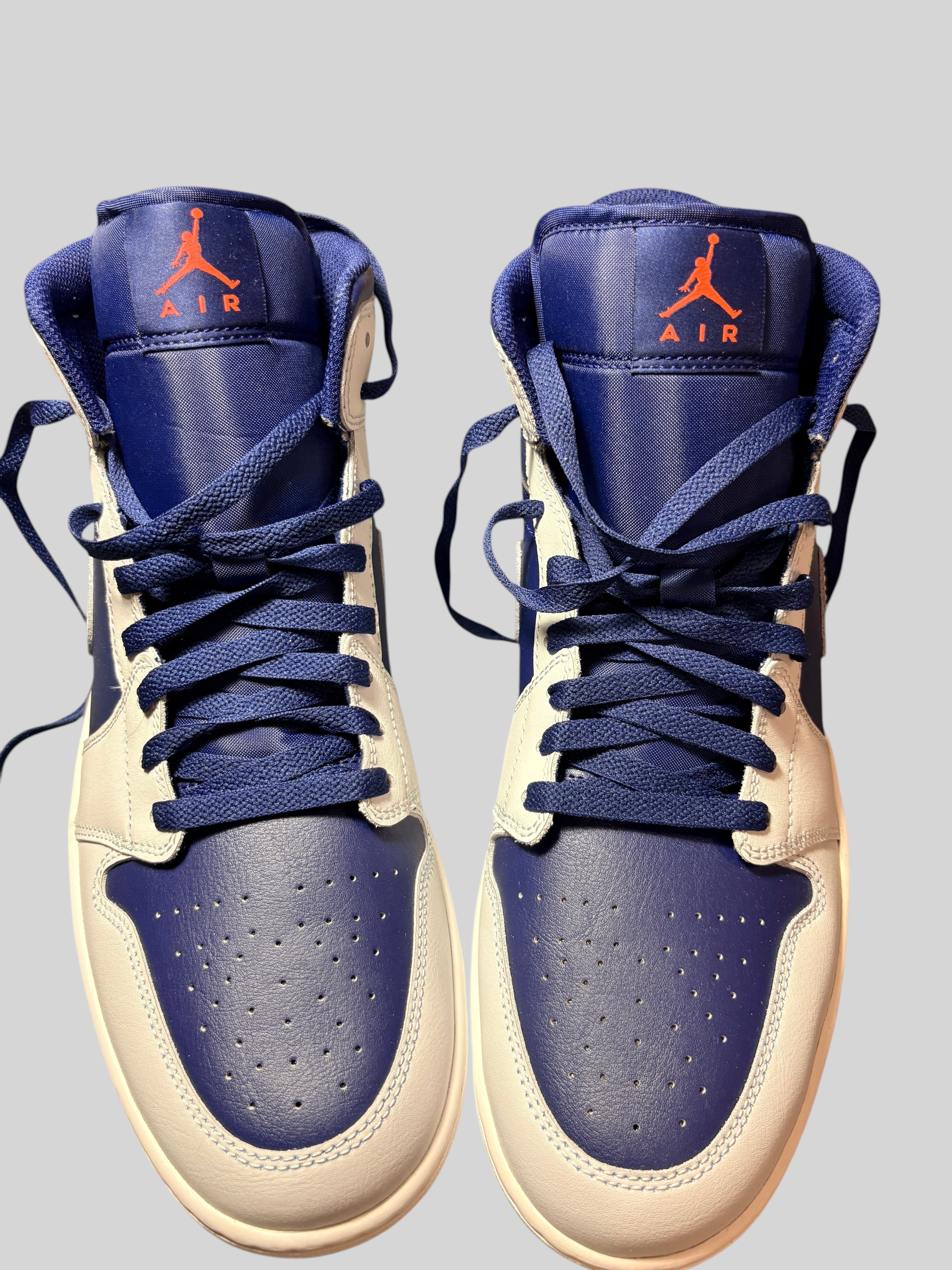 Baskets FASHION SC Nike Air Jordan 1 Mid Blue Void en cuir bleu et blanc avec détails orange sur la languette