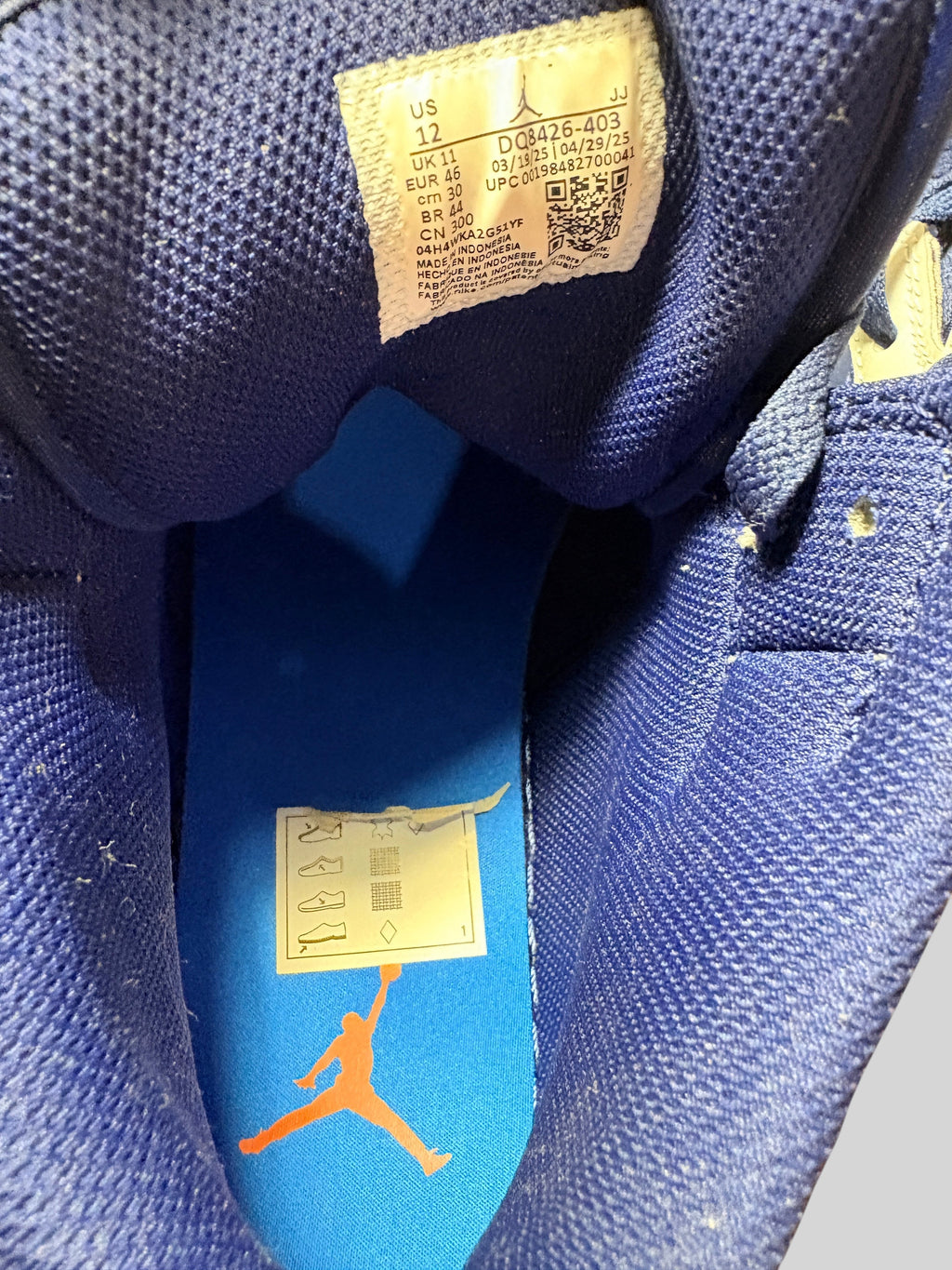 Intérieur de la basket FASHION SC Nike Air Jordan 1 Mid Blue Void avec étiquette de taille et logo Jumpman orange