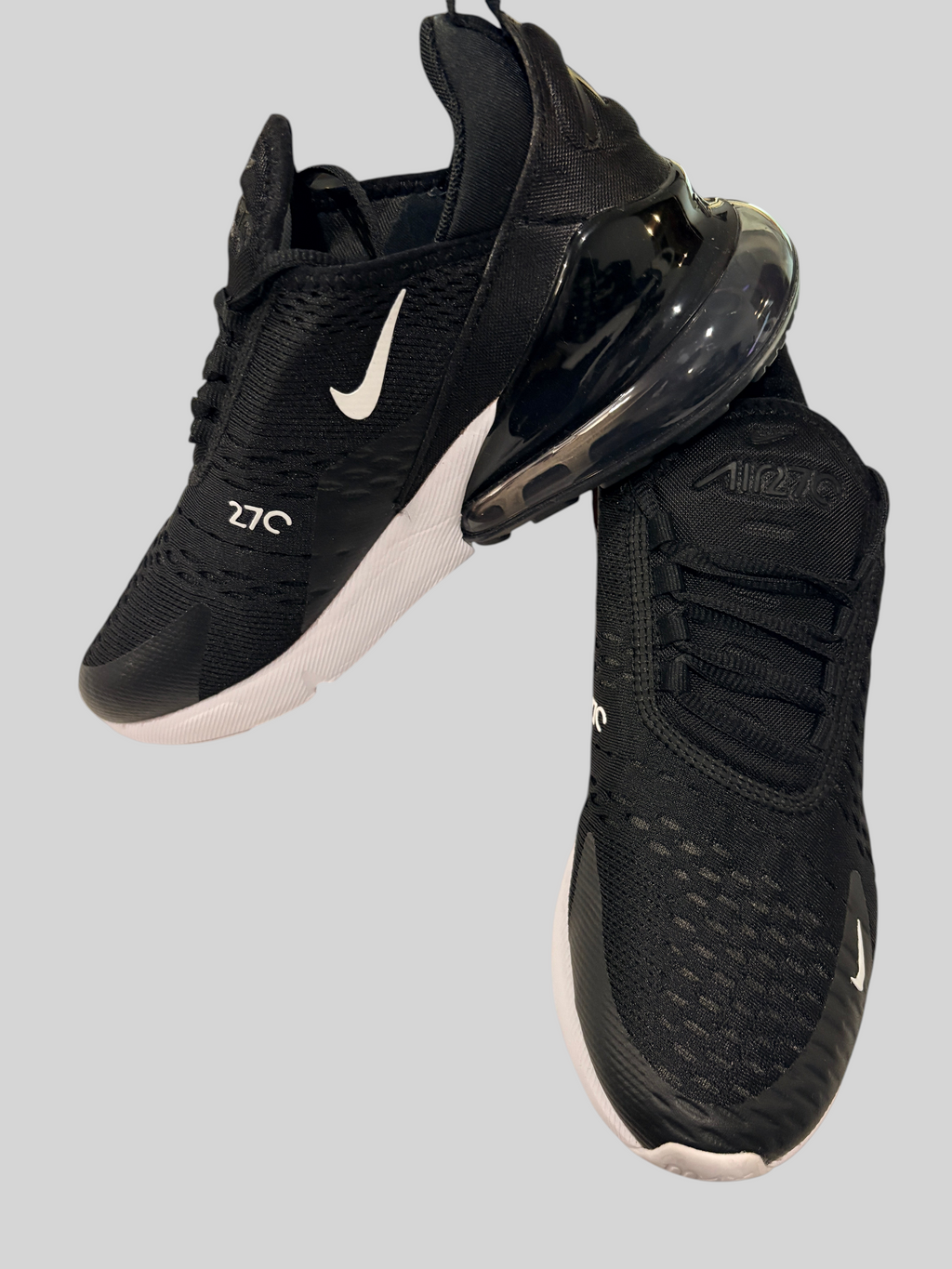 Baskets FASHION SC Nike Air Max 270 noires et blanches en mesh avec unité Max Air visible au talon