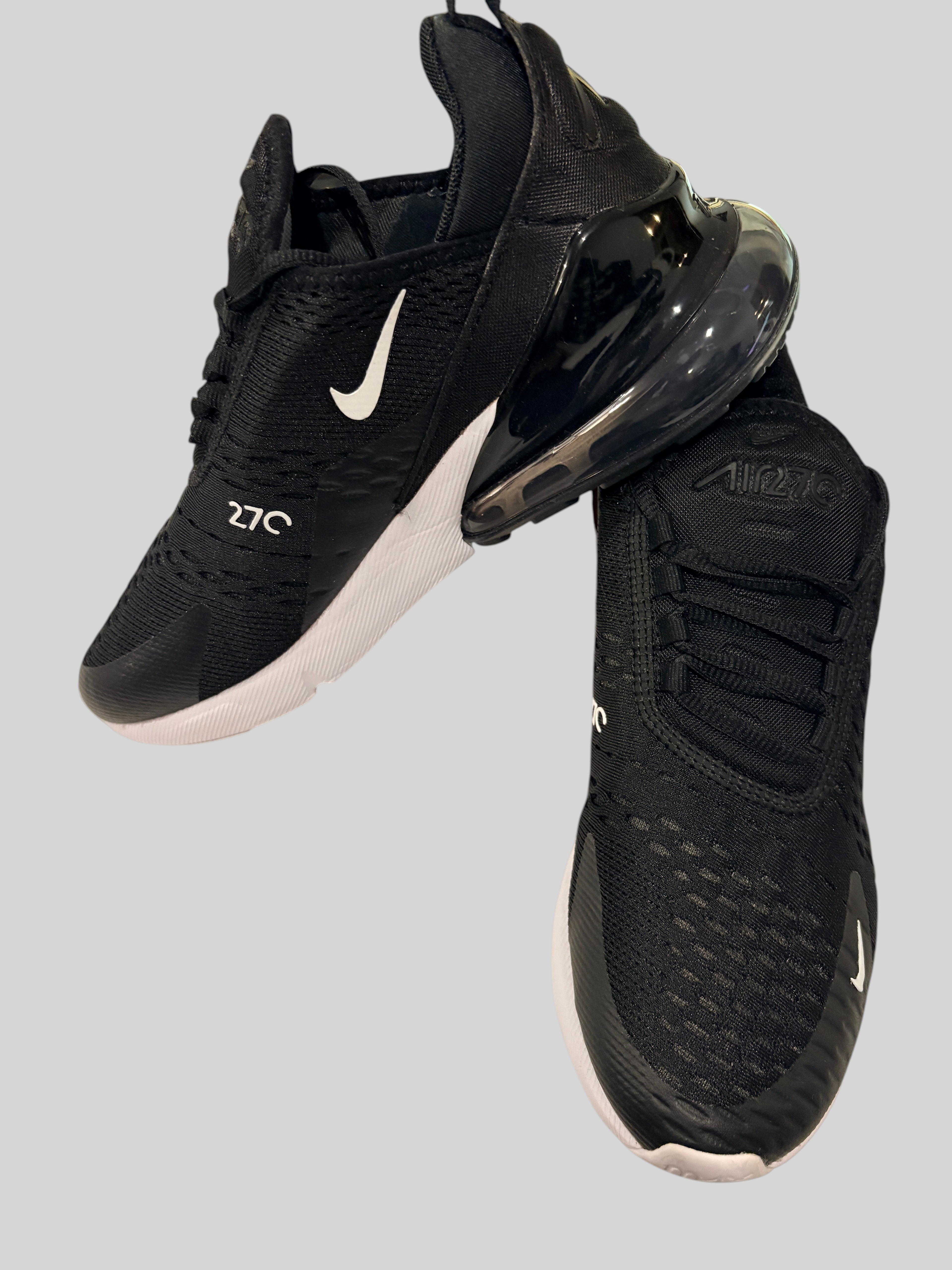 Baskets FASHION SC Nike Air Max 270 noires et blanches en mesh avec unité Max Air visible au talon
