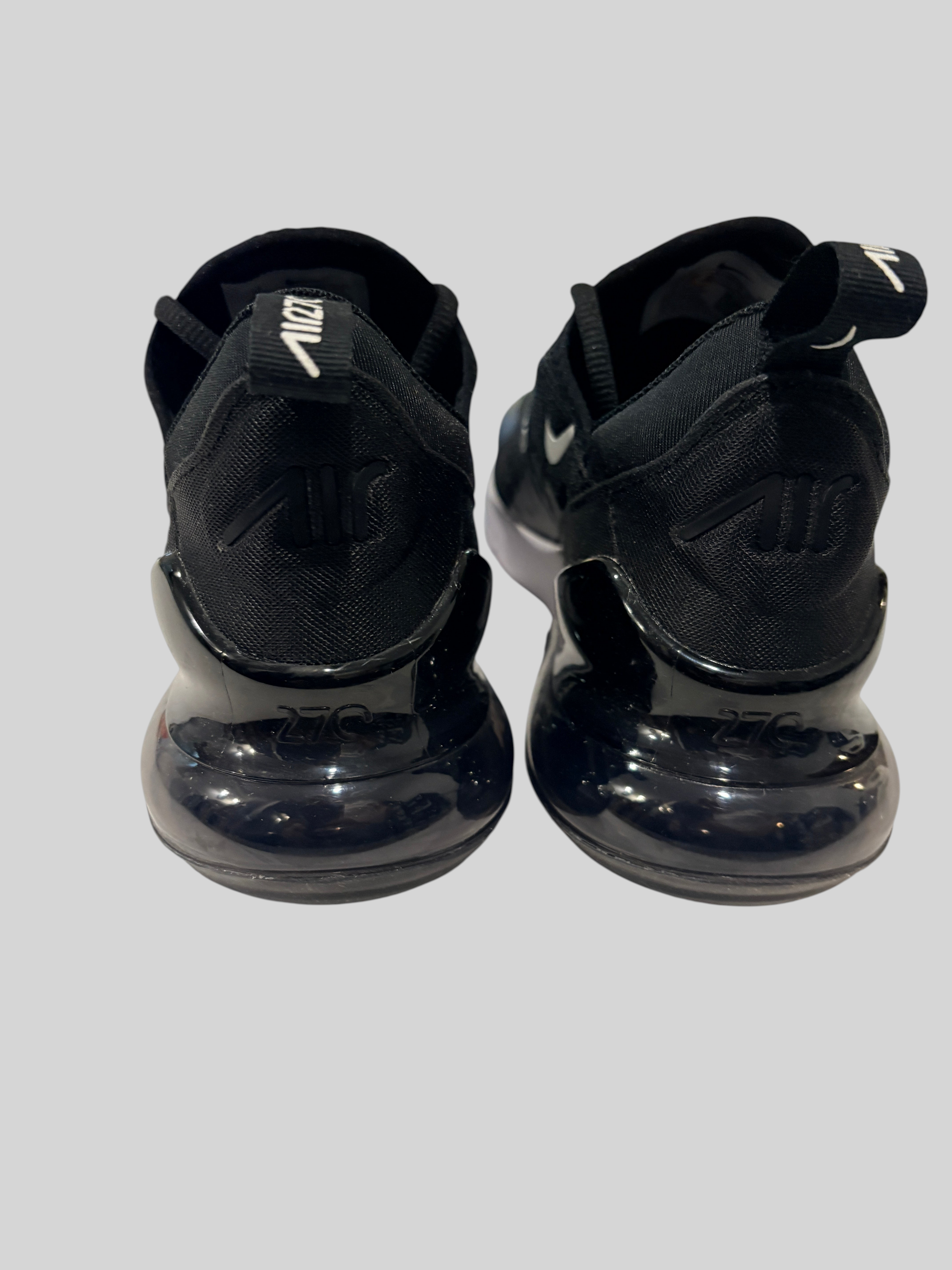 Vue arrière des baskets FASHION SC Nike Air Max 270 noires avec unité Max Air visible au talon