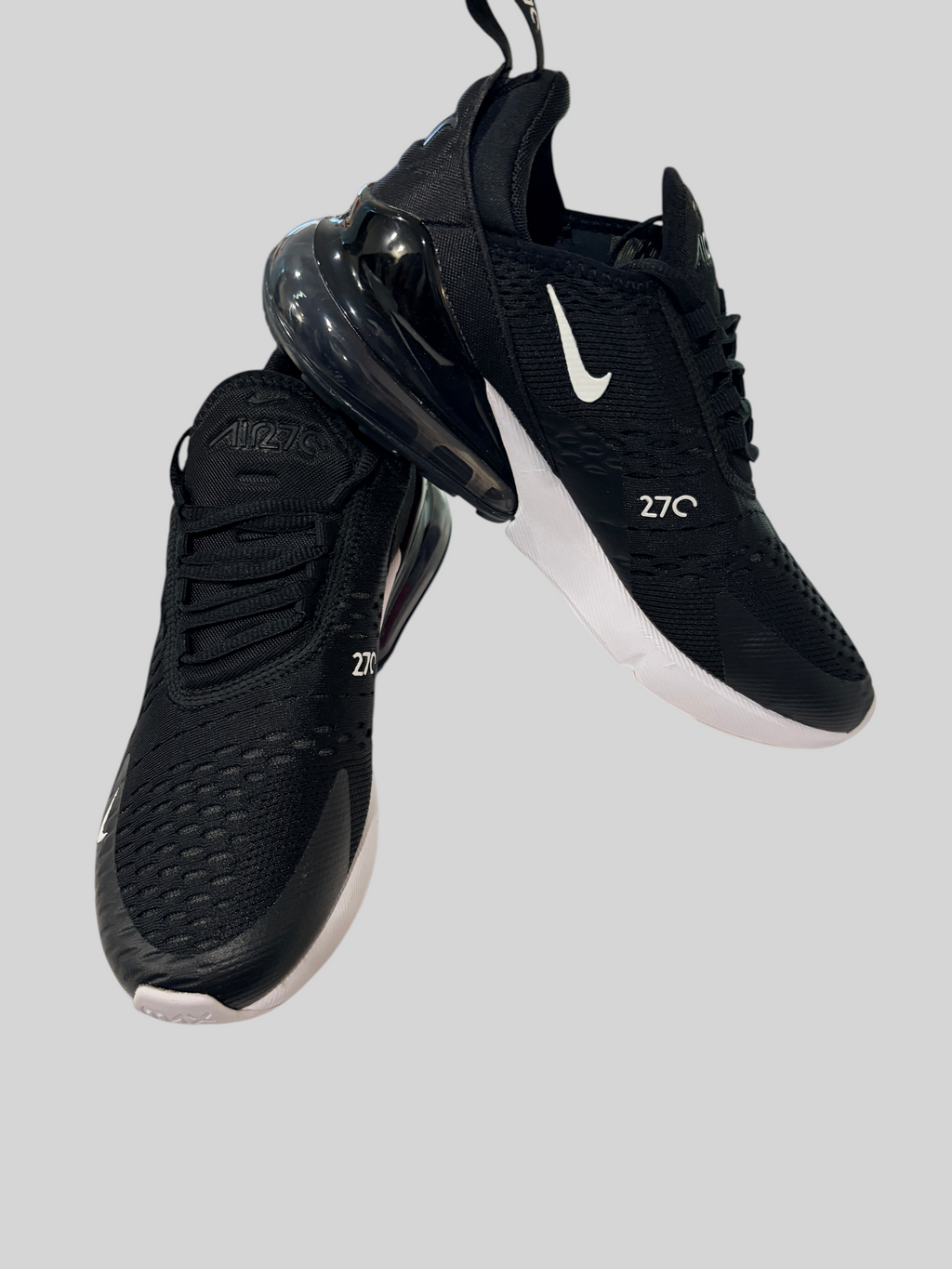 Baskets FASHION SC Nike Air Max 270 noires et blanches avec unité Max Air visible au talon et tige en mesh respirant