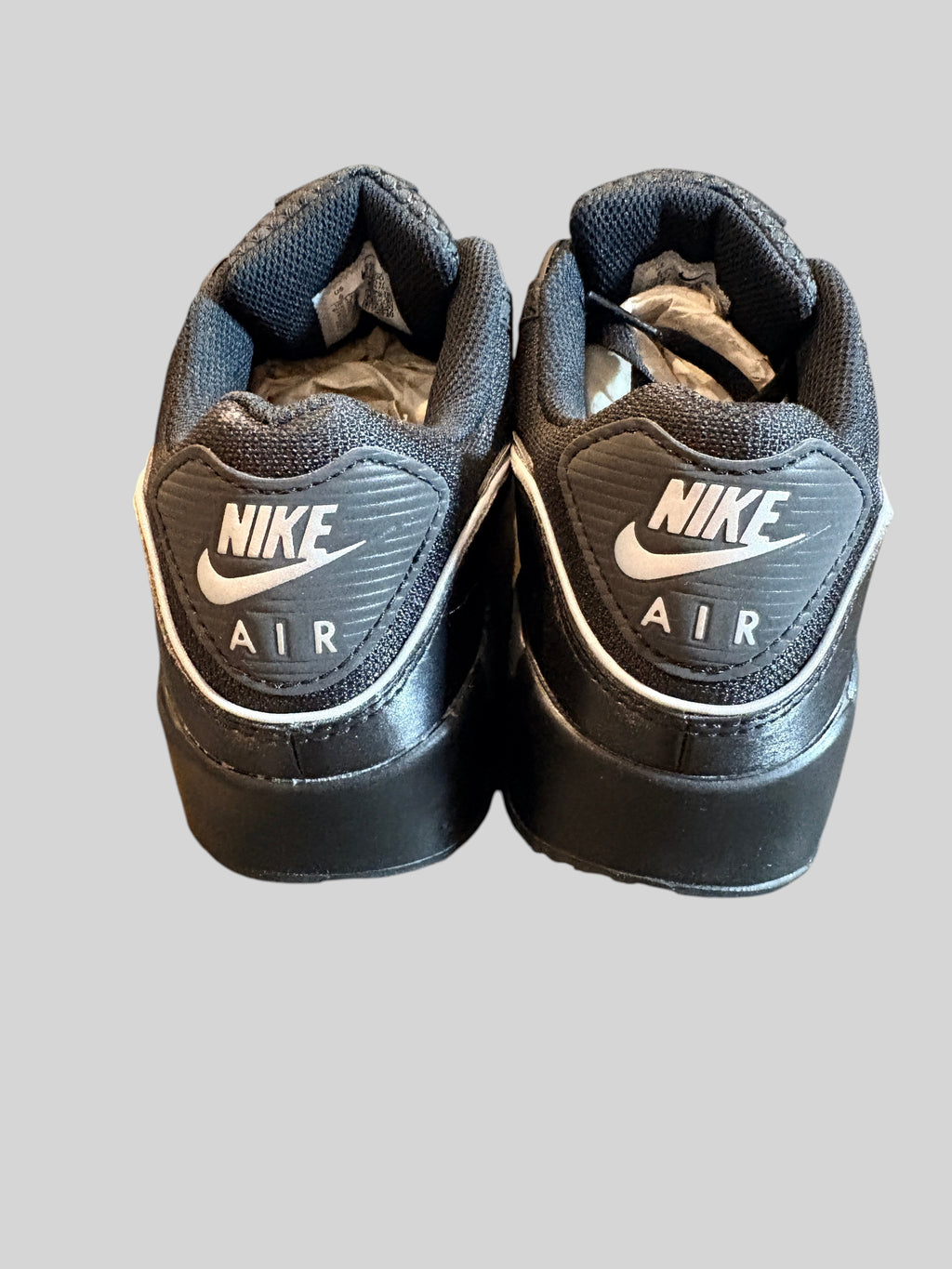 Vue arrière des baskets FASHION SC Nike Air Max 90 Premium noires avec logo Nike Air et détails réfléchissants