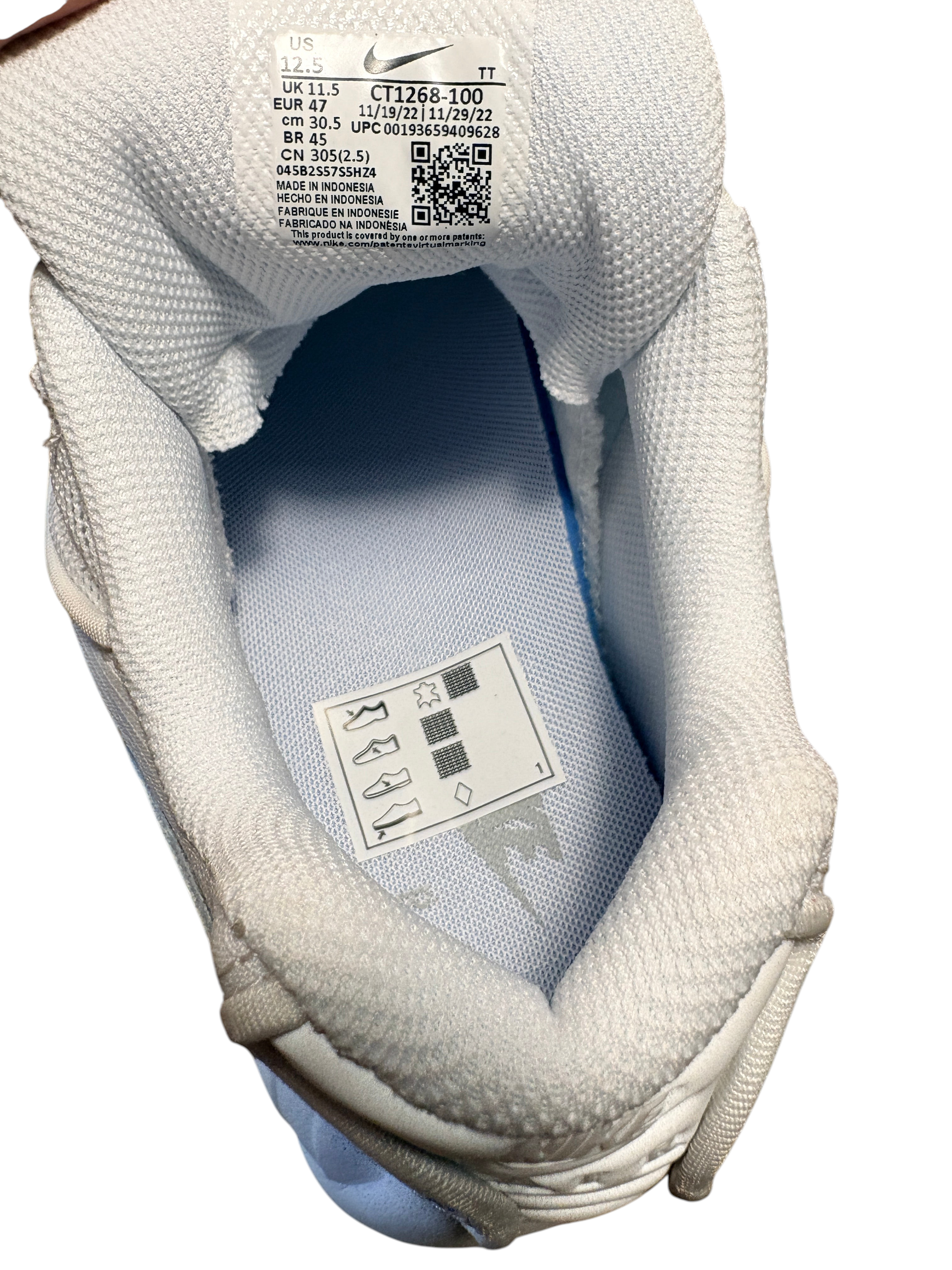 Interieur de la basket FASHION SC Nike Air Max 95 Essential Triple White avec etiquette de taille et details produit