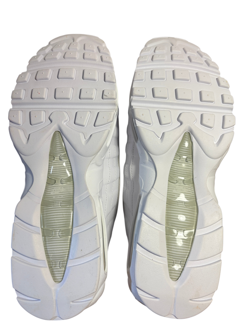 Semelles extérieures blanches des baskets FASHION SC Nike Air Max 95 Essential Triple White avec unités Air visibles