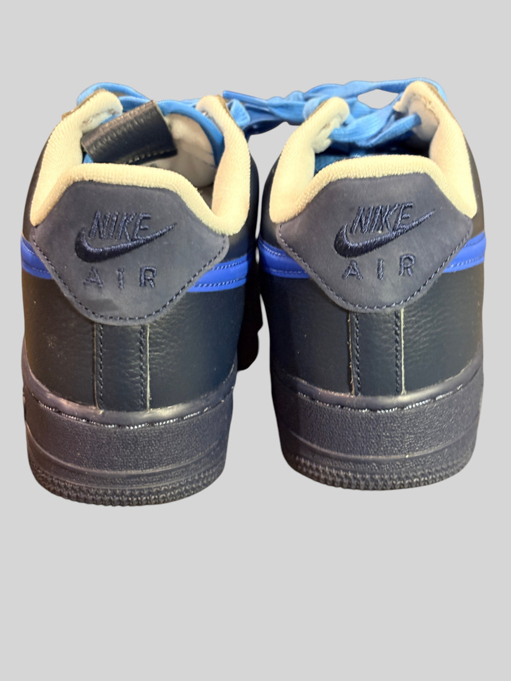 Vue arrière des baskets FASHION SC Nike Air Max en cuir bleu marine avec détails bleus vifs et logo Nike Air brodé