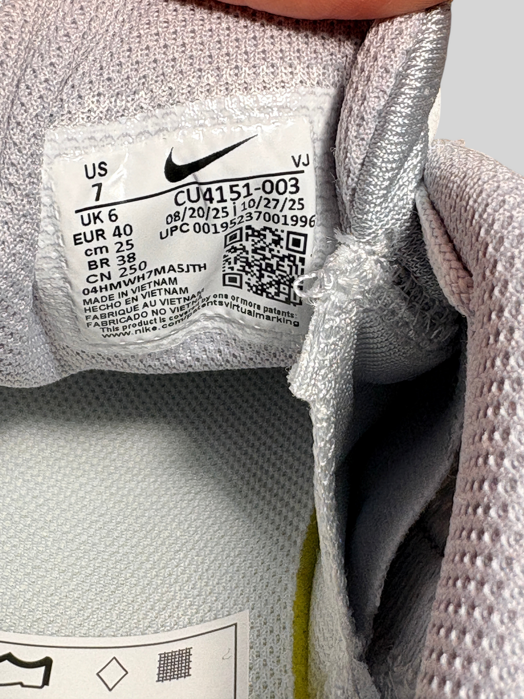 Étiquette intérieure de basket FASHION SC Nike Air Max Bolt grise et blanche avec détails de pointure et référence
