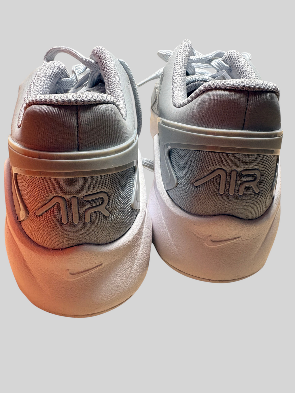 Vue arrière des baskets FASHION SC Nike Air Max Bolt en mesh gris clair et blanc avec amorti Air visible au talon