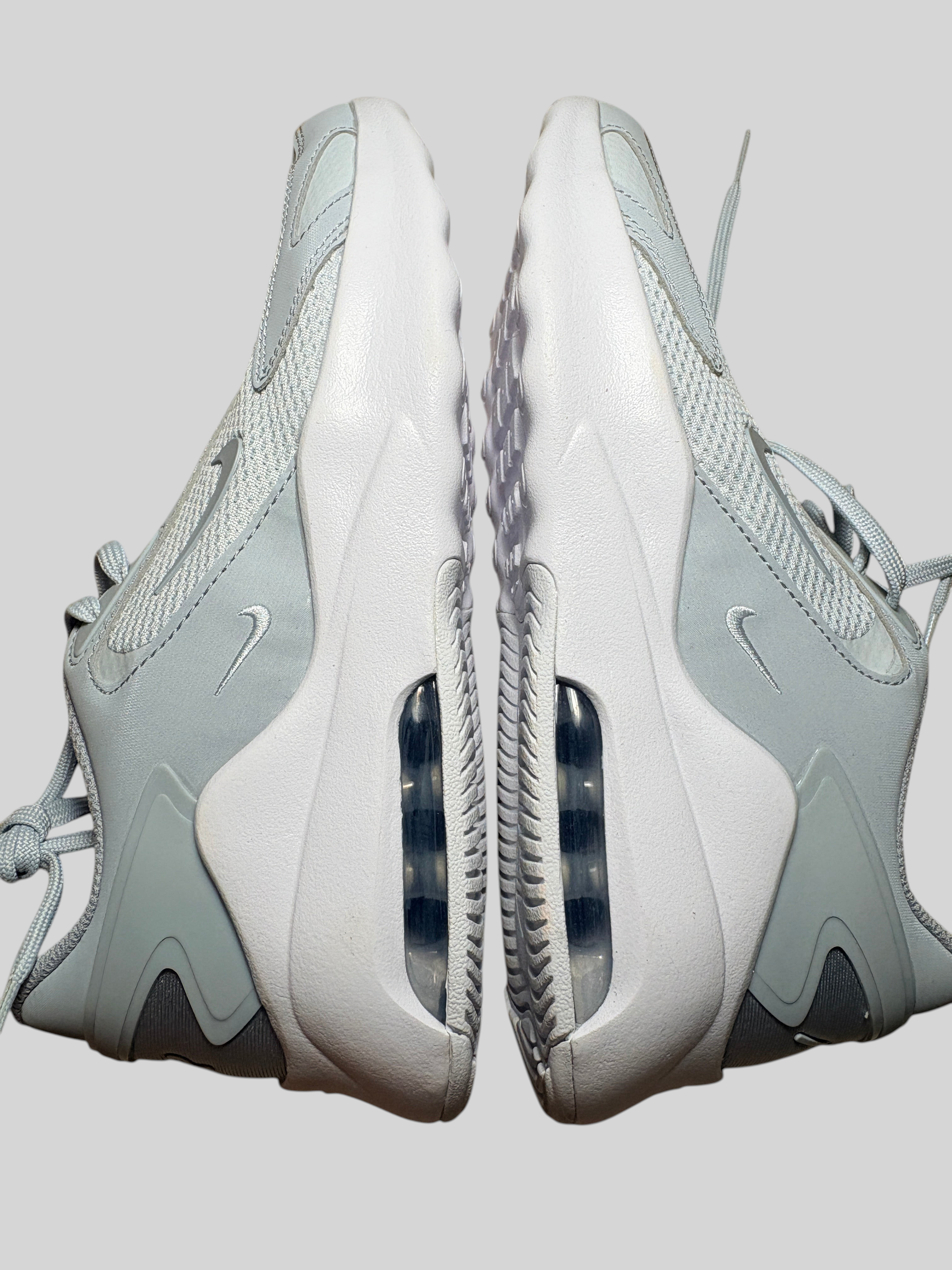 Baskets FASHION SC Nike Air Max Bolt gris clair et blanc en mesh avec unité Air Max visible, neuves avec étiquette.