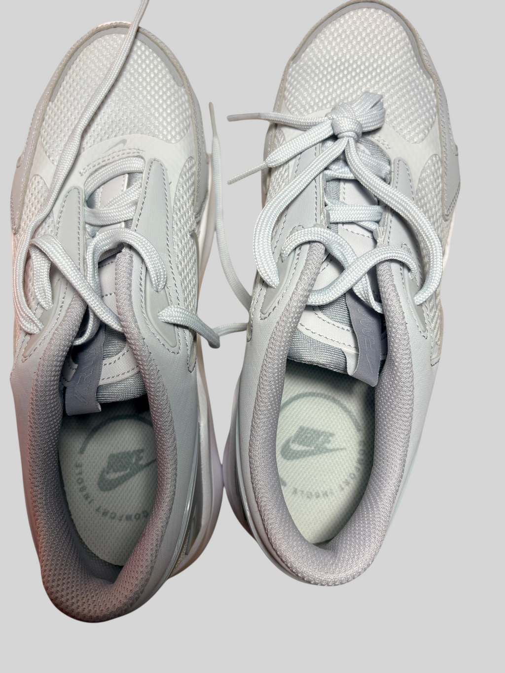Baskets FASHION SC Nike Air Max Bolt gris clair et blanc en mesh avec lacets, vue de dessus