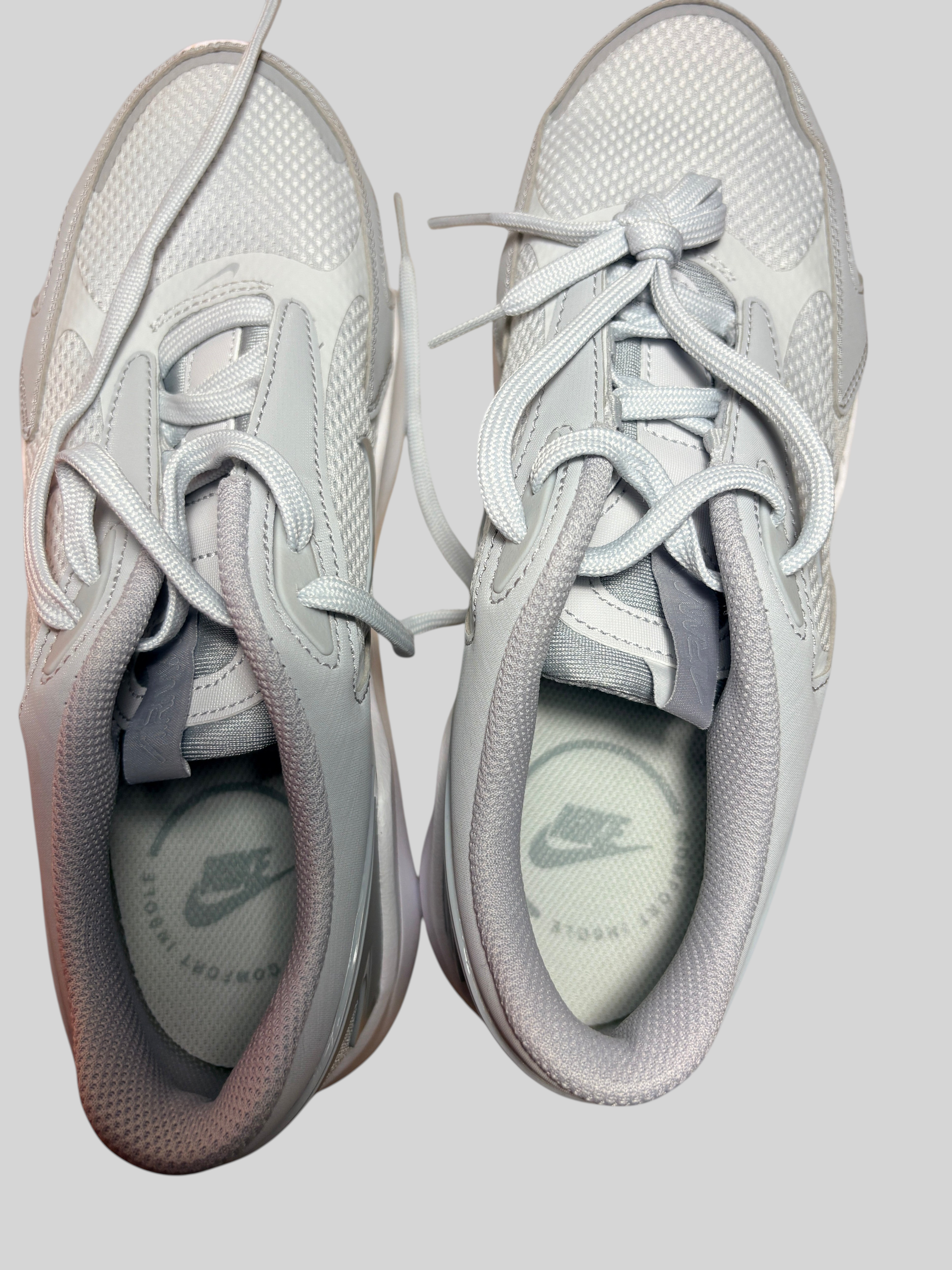 Baskets FASHION SC Nike Air Max Bolt gris clair et blanc en mesh avec lacets, vue de dessus