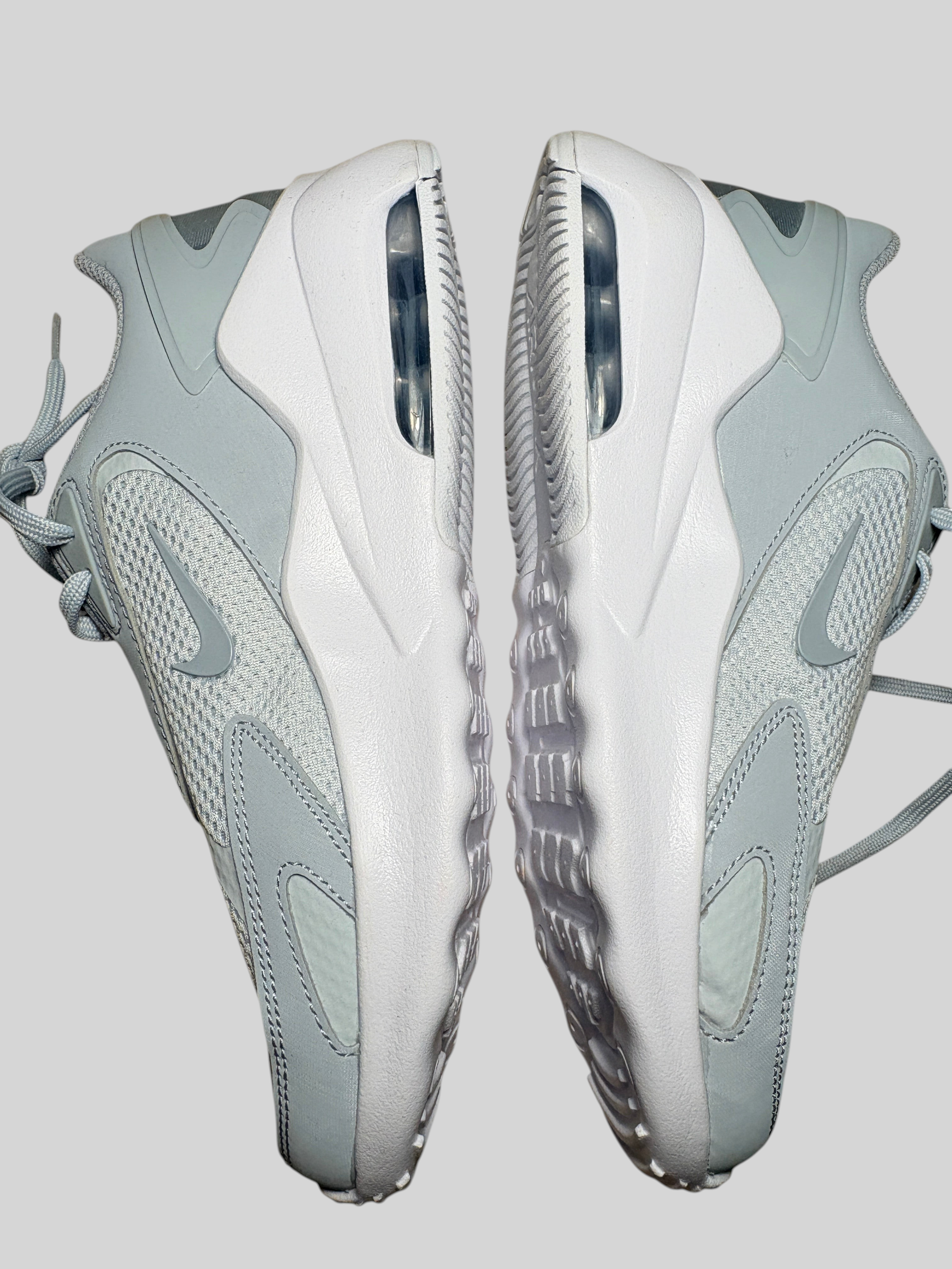Baskets Nike Air Max Bolt FASHION SC gris clair et blanc en mesh avec amorti Air Max visible, neuves avec étiquette.