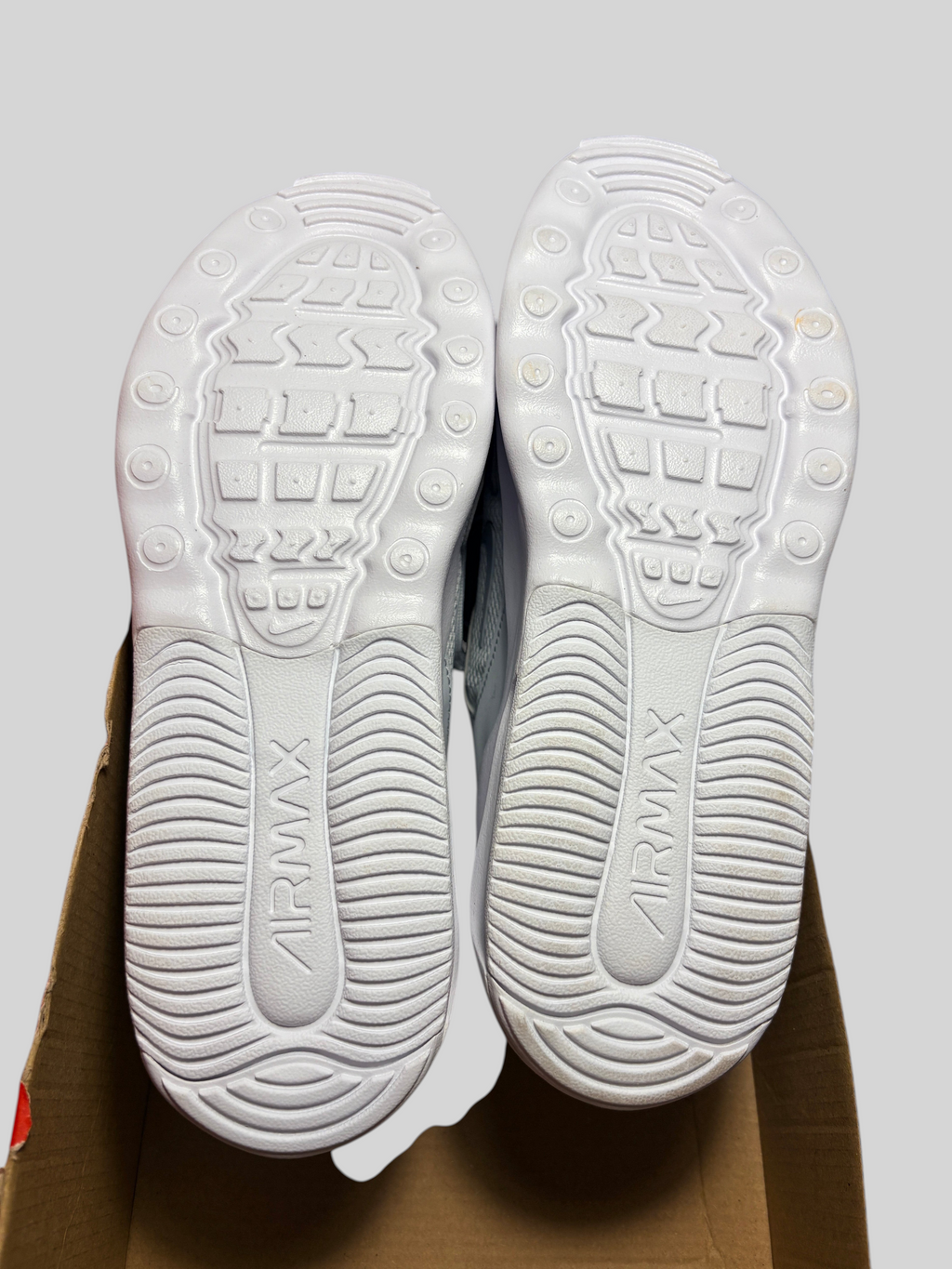 Semelles blanches des baskets Nike Air Max Bolt FASHION SC, montrant le motif d'adhérence et le logo Air Max en relief.