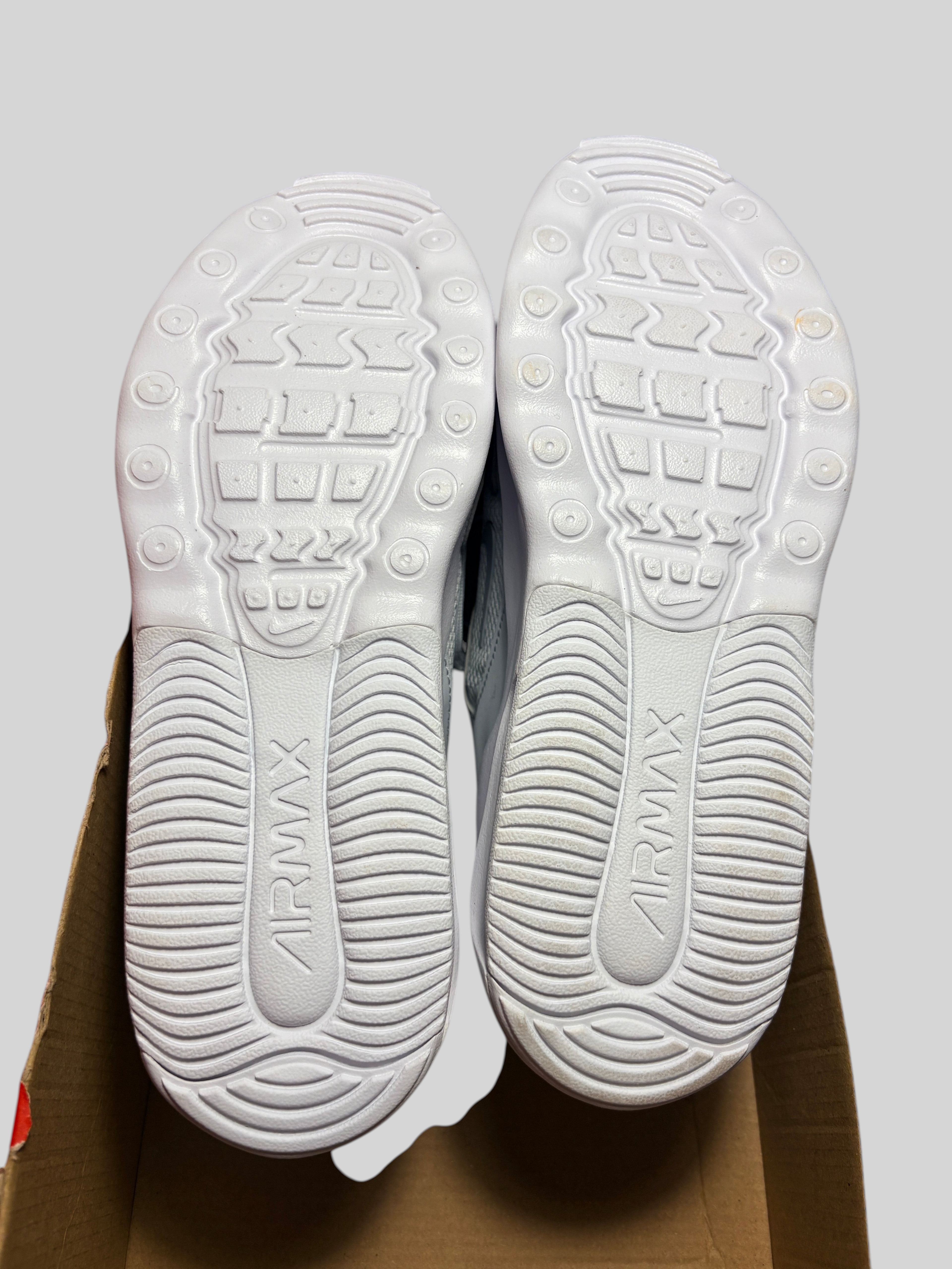 Semelles blanches des baskets Nike Air Max Bolt FASHION SC, montrant le motif d'adhérence et le logo Air Max en relief.