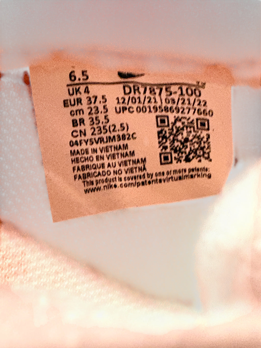 Étiquette de taille intérieure Nike Air Max Dawn WMNS avec détails de pointure et SKU chez FASHION SC