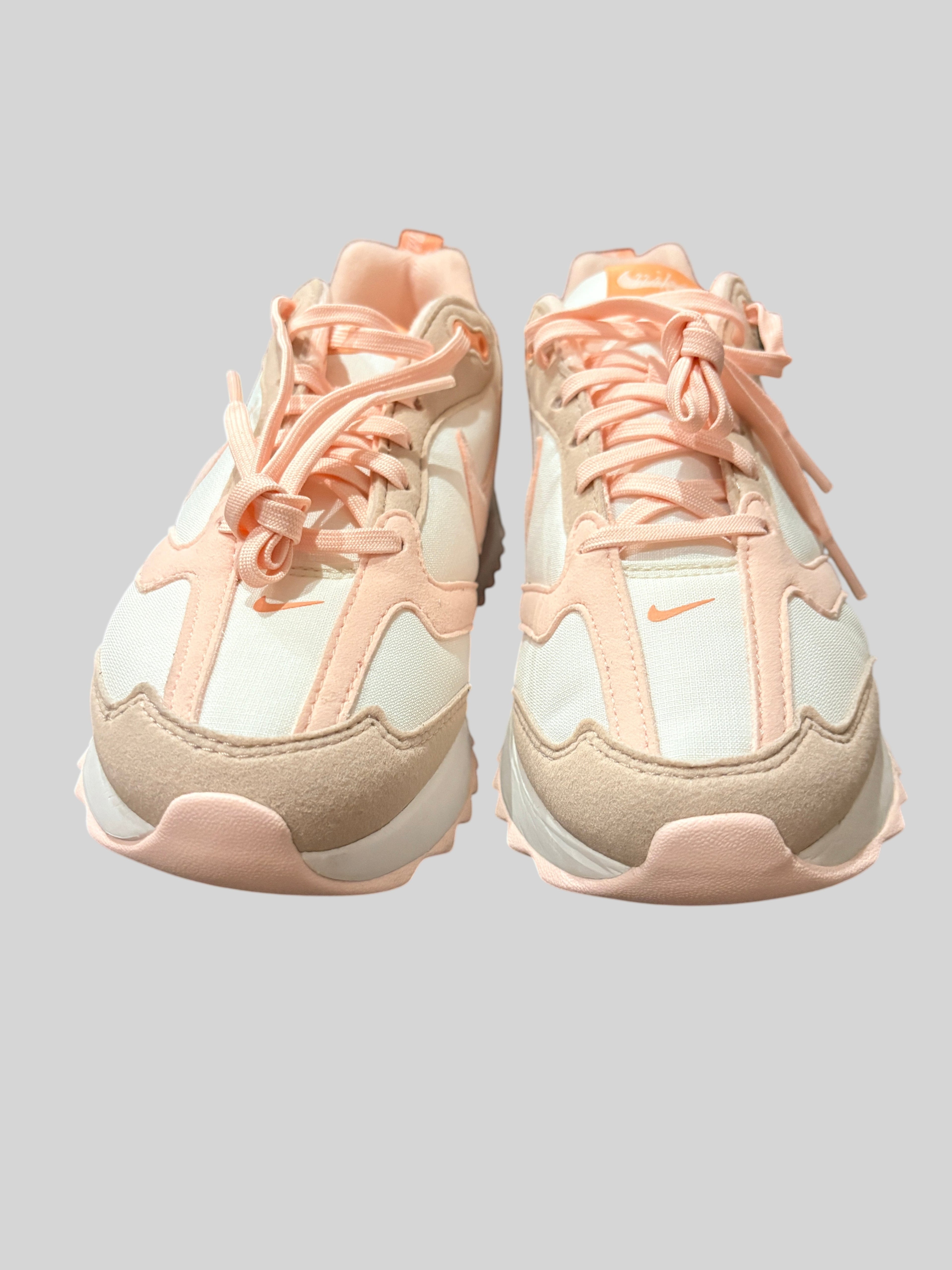 Baskets FASHION SC Nike Air Max Dawn femme en blanc, rose poudré et beige avec tige textile et semelle amortissante