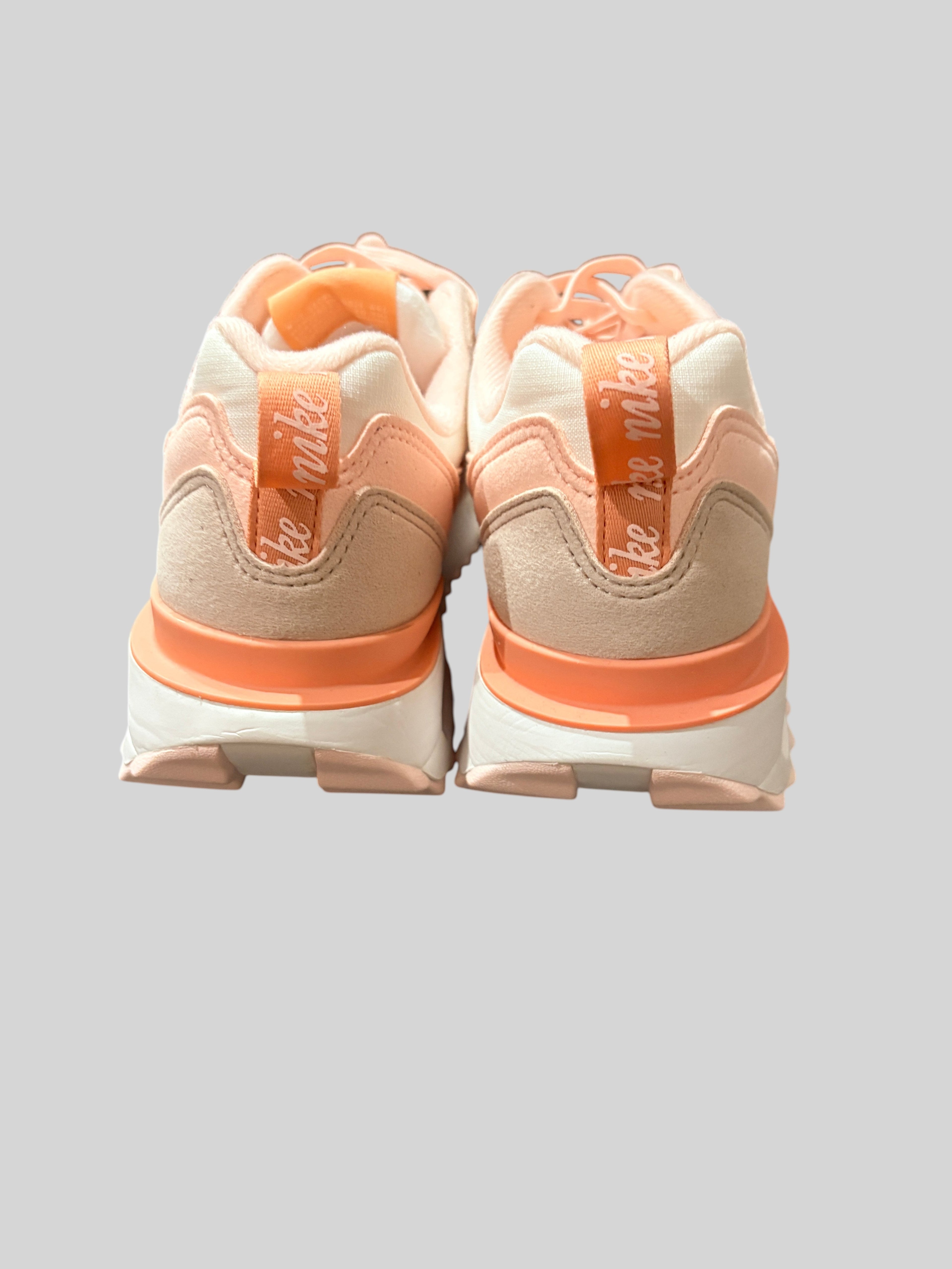 Vue arrière des baskets Nike Air Max Dawn WMNS FASHION SC en tons blanc, rose poudré et beige avec logo au talon