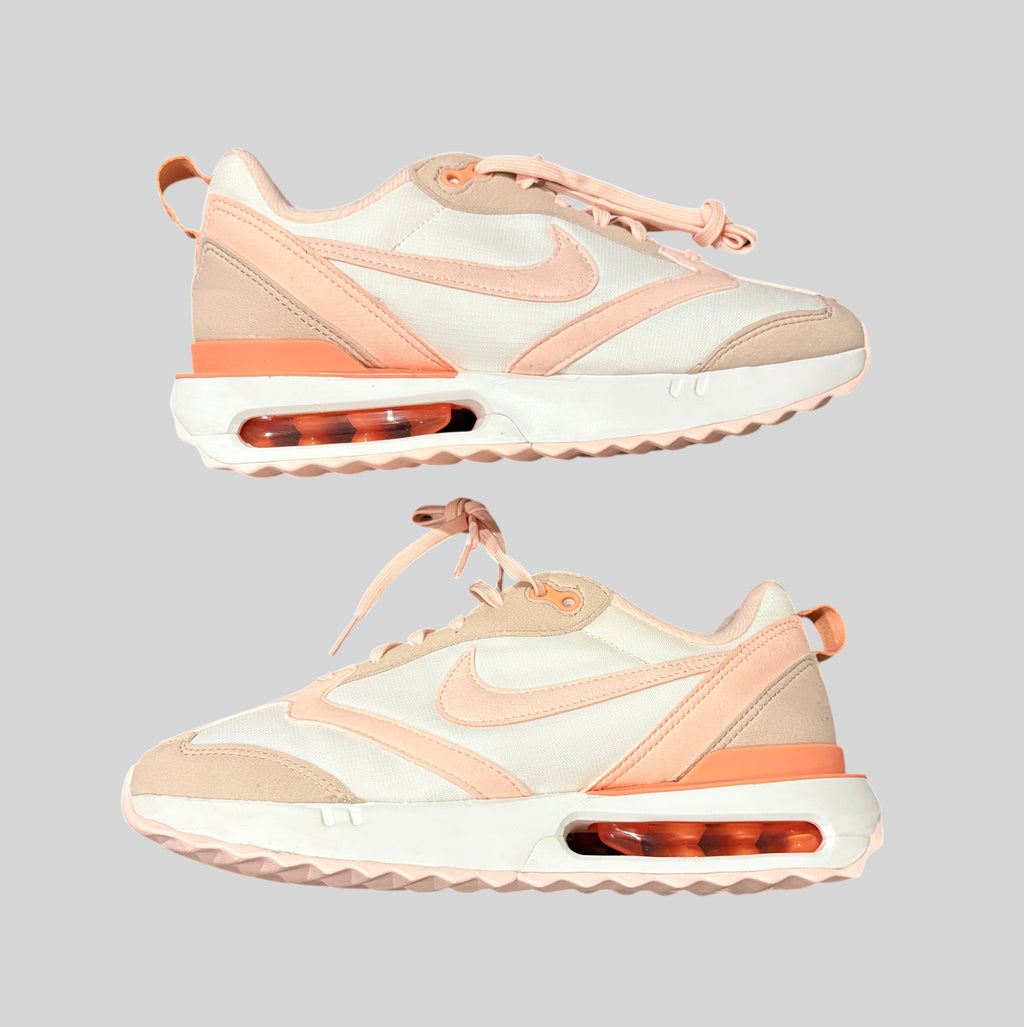 Baskets FASHION SC Nike Air Max Dawn femme en blanc, rose poudré et beige avec unité Max Air visible au talon.