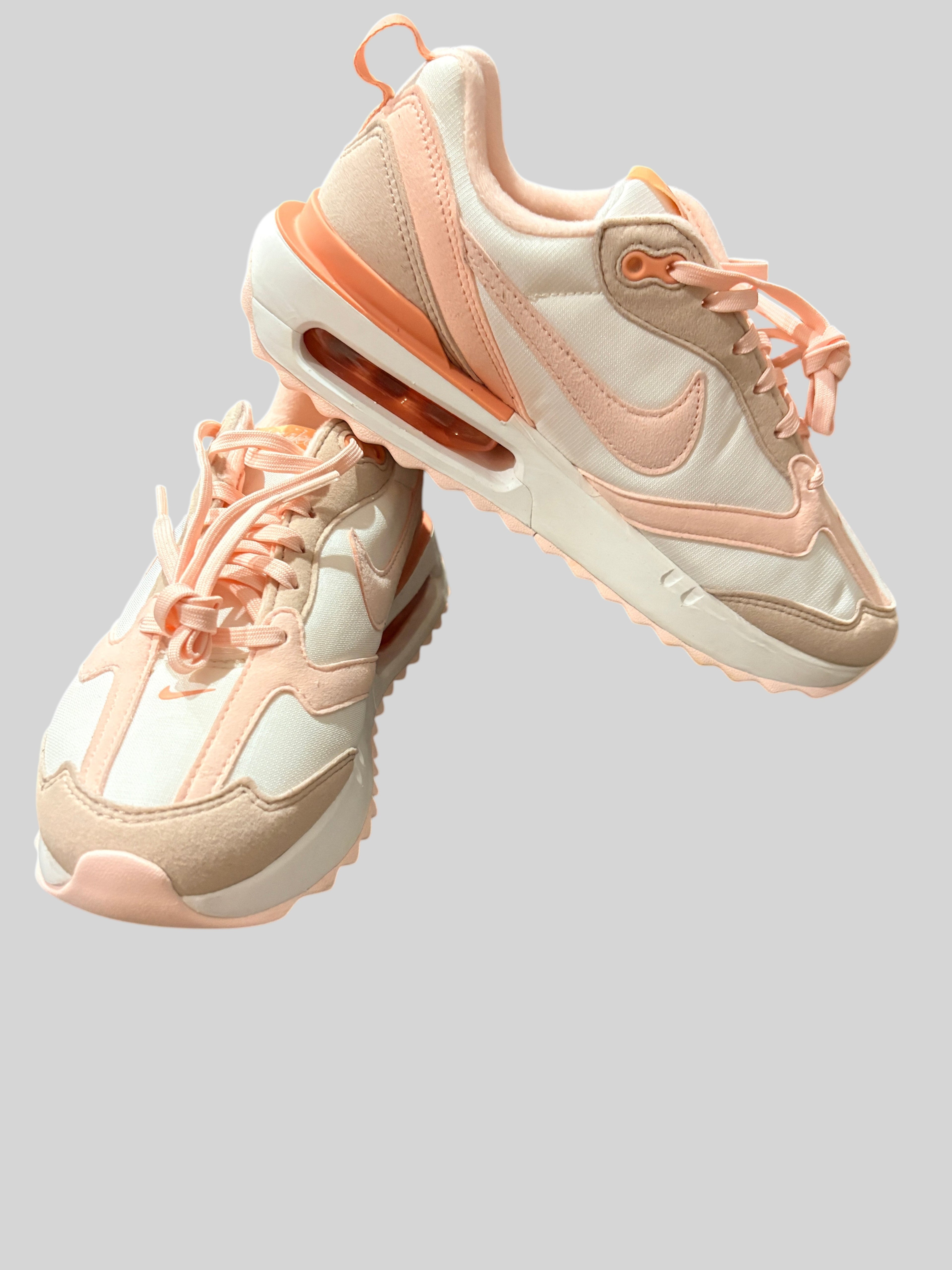 Baskets FASHION SC Nike Air Max Dawn femme en blanc, rose poudré et beige avec unité Max Air visible au talon