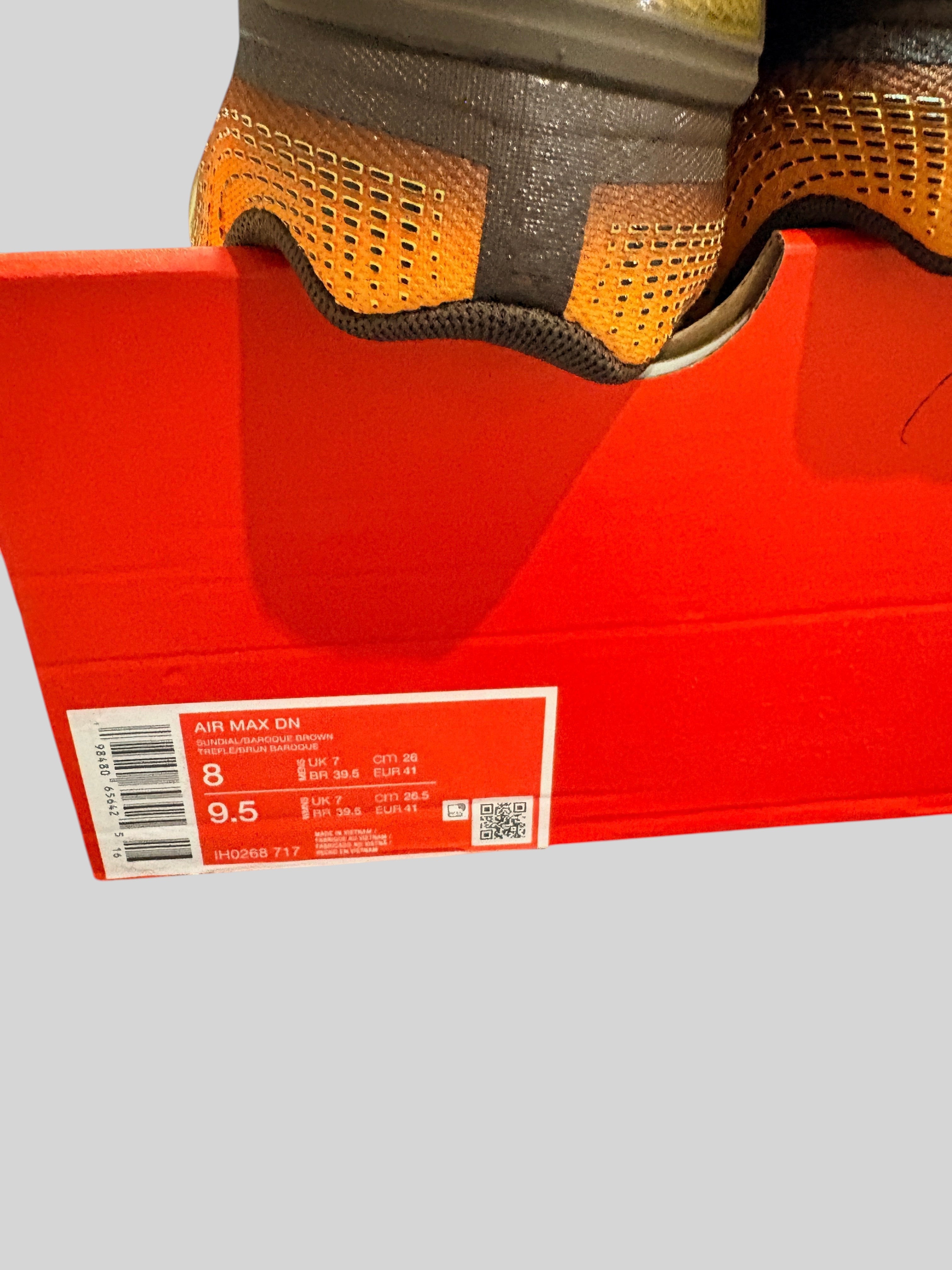 Boîte de chaussures FASHION SC avec étiquette Nike Air Max Dn Canyon Rust taille 41 et détails du modèle