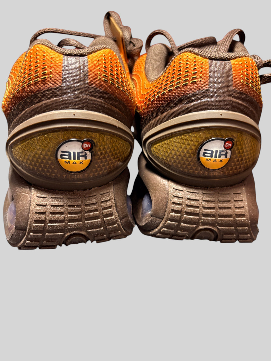 Vue arrière des baskets FASHION SC Nike Air Max Dn Canyon Rust avec technologie Dynamic Air et détails texturés