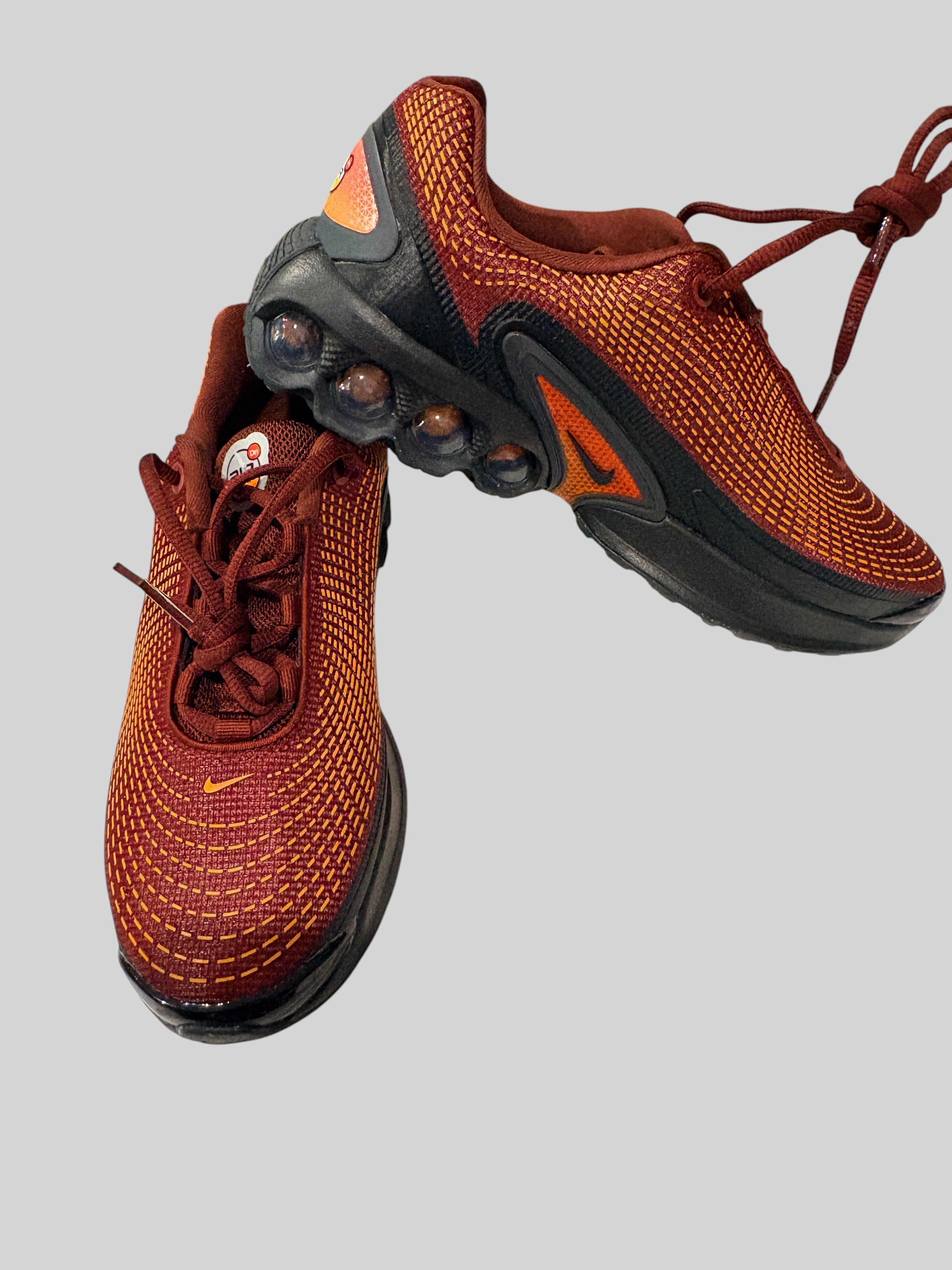 Baskets FASHION SC Nike Air Max Dn GS rouge foncé et noir avec empeigne en mesh et technologie Dynamic Air visible