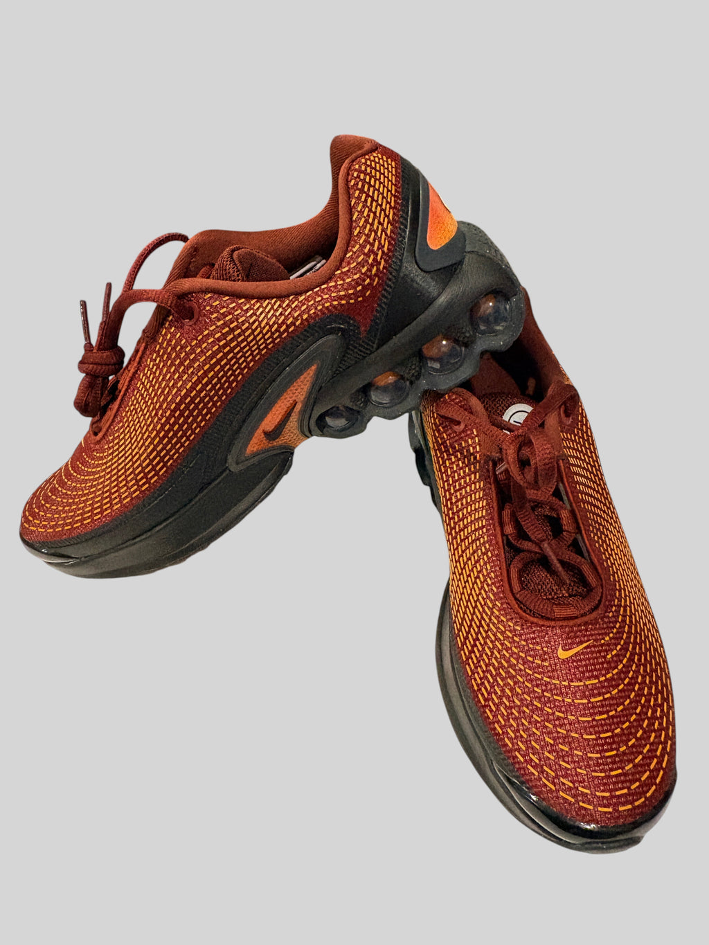 Baskets FASHION SC Nike Air Max Dn GS rouge foncé et orange avec empeigne en mesh texturé et technologie Dynamic Air