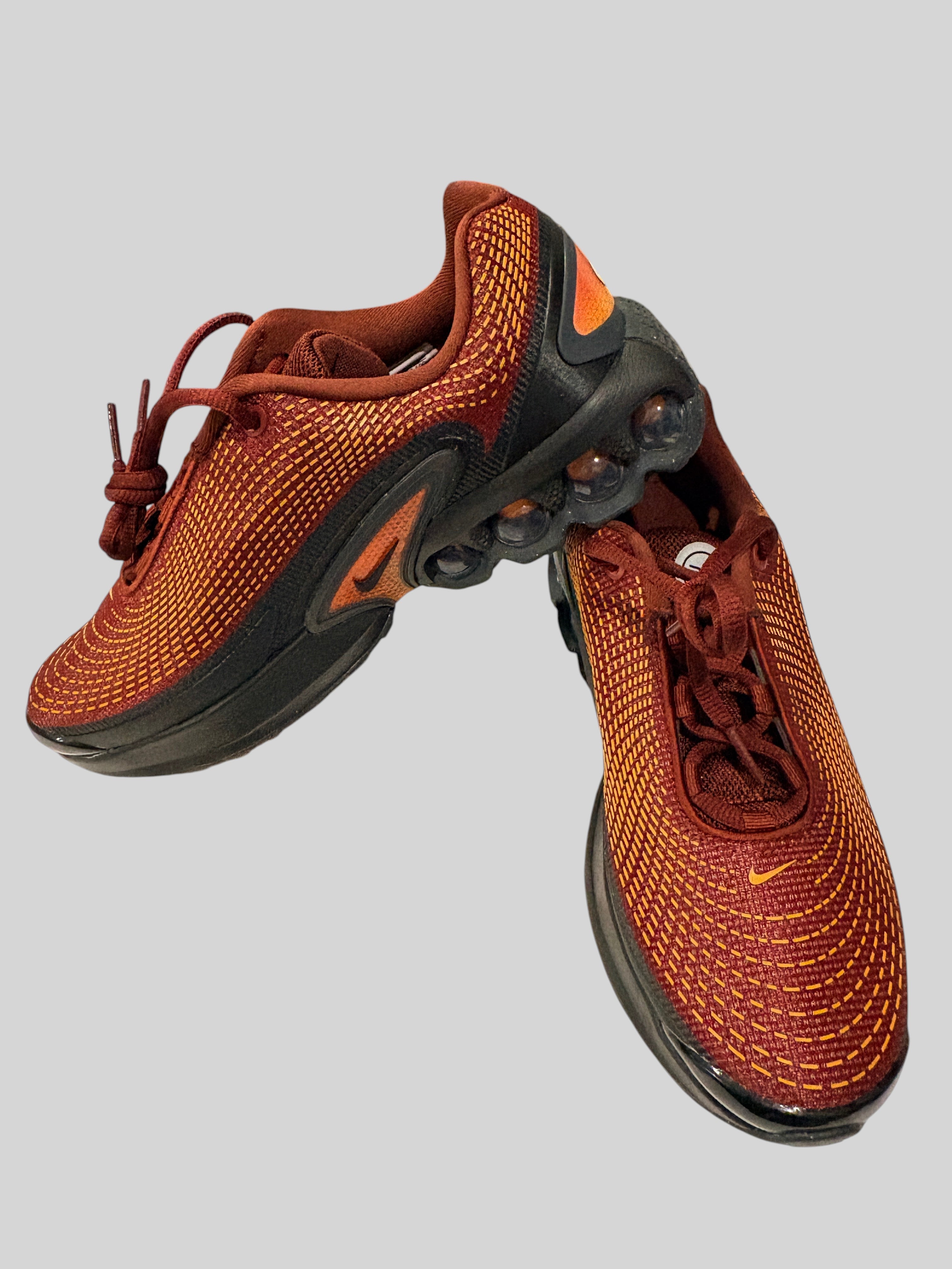 Baskets FASHION SC Nike Air Max Dn GS rouge foncé et orange avec empeigne en mesh texturé et technologie Dynamic Air