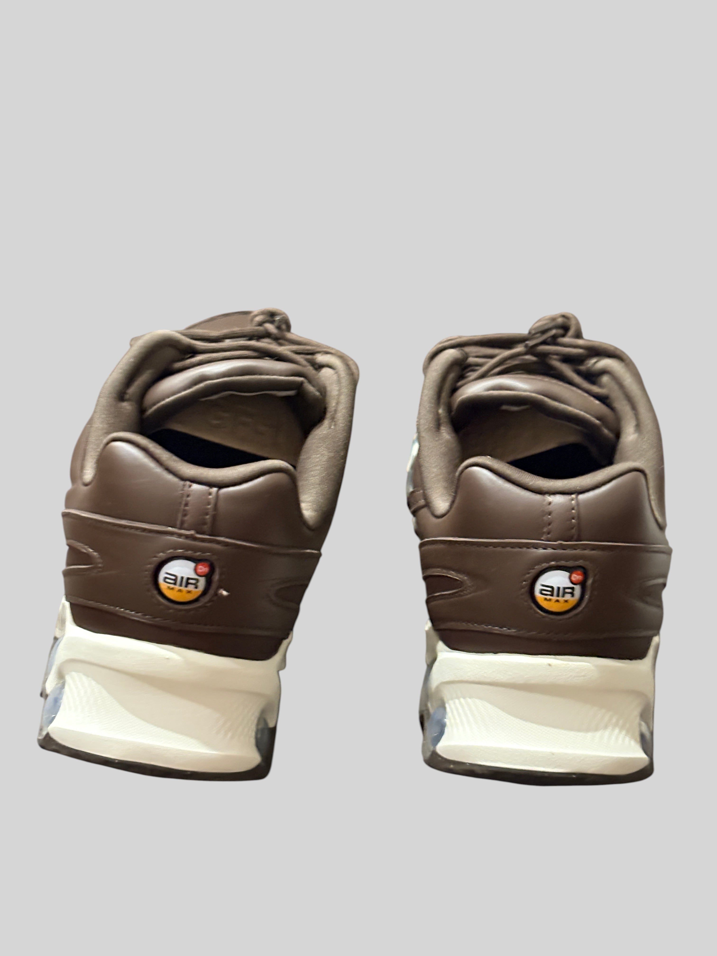 Vue arrière des baskets FASHION SC Nike Air Max Dn8 SP en cuir marron Baroque Brown avec semelle intermédiaire Sail