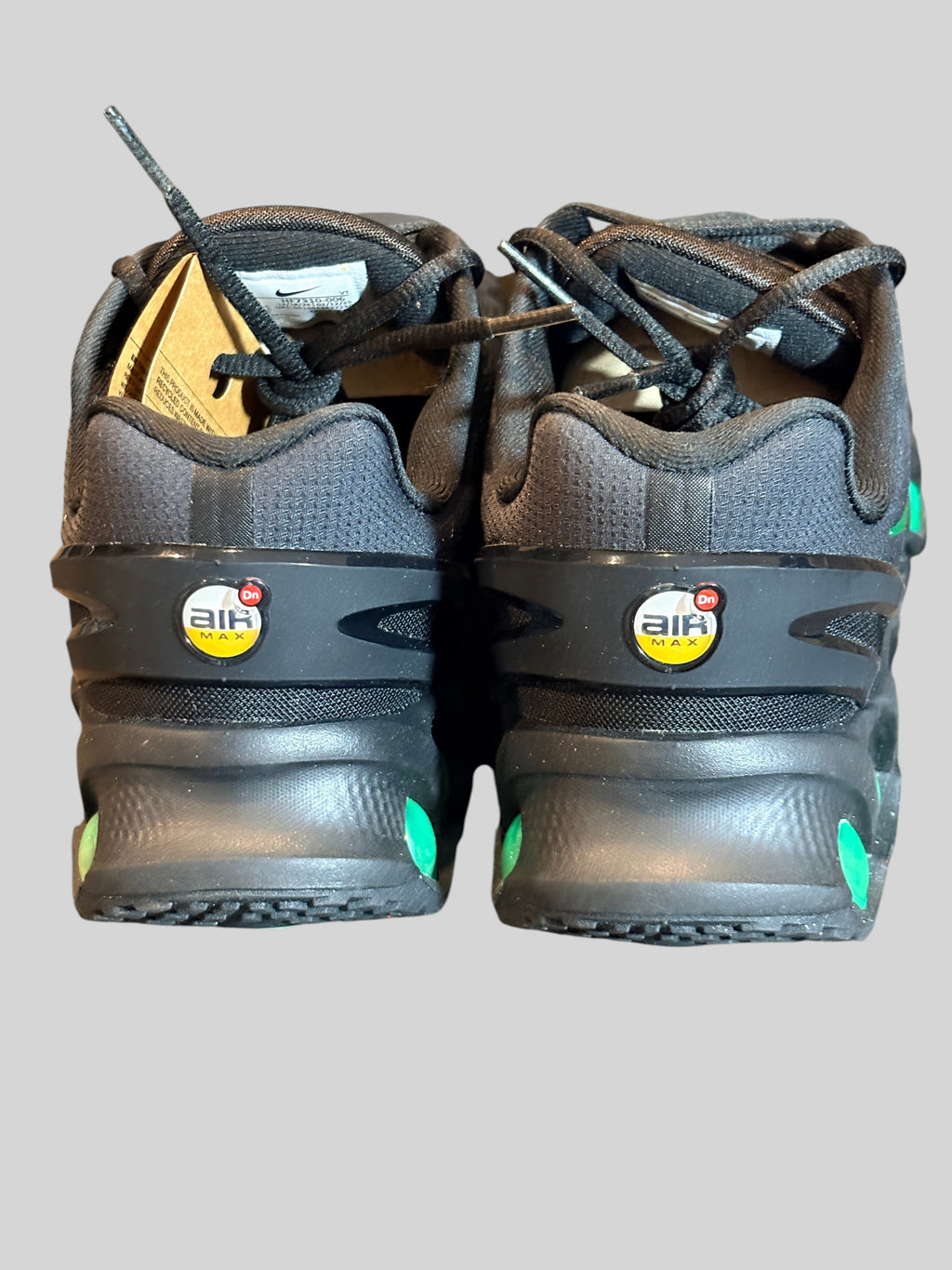 Vue arrière des baskets FASHION SC Nike Air Max Dn8 GS noires avec détails Green Strike et logo Air Max au talon