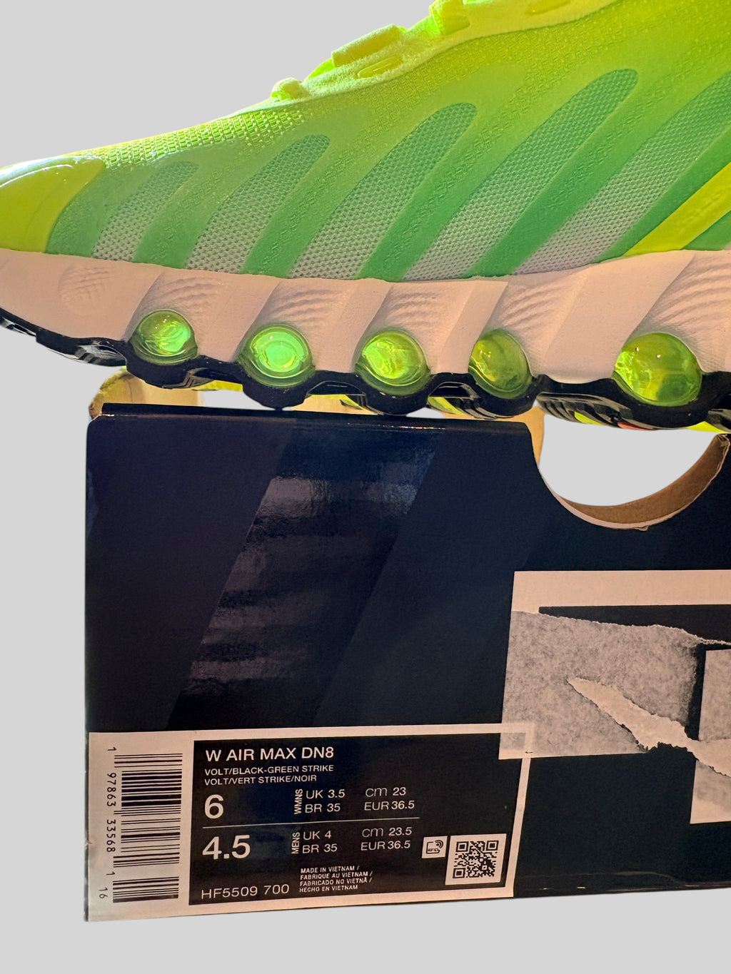 Baskets FASHION SC Nike Air Max DN8 en mesh vert fluo et noir avec semelle Dynamic Air sur sa boîte d'origine