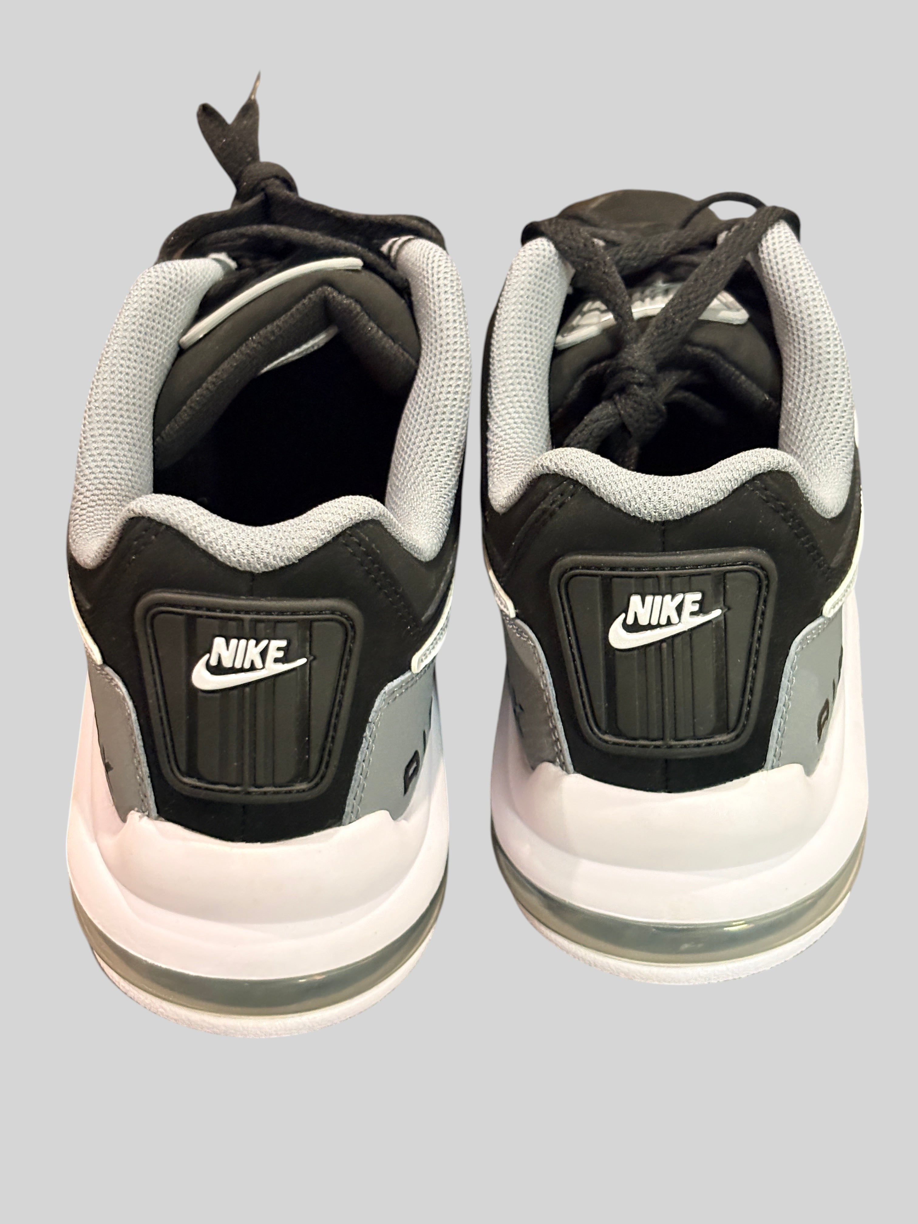 Vue arrière des baskets FASHION SC Nike Air Max LTD 3 noires, grises et blanches avec unité Air visible au talon