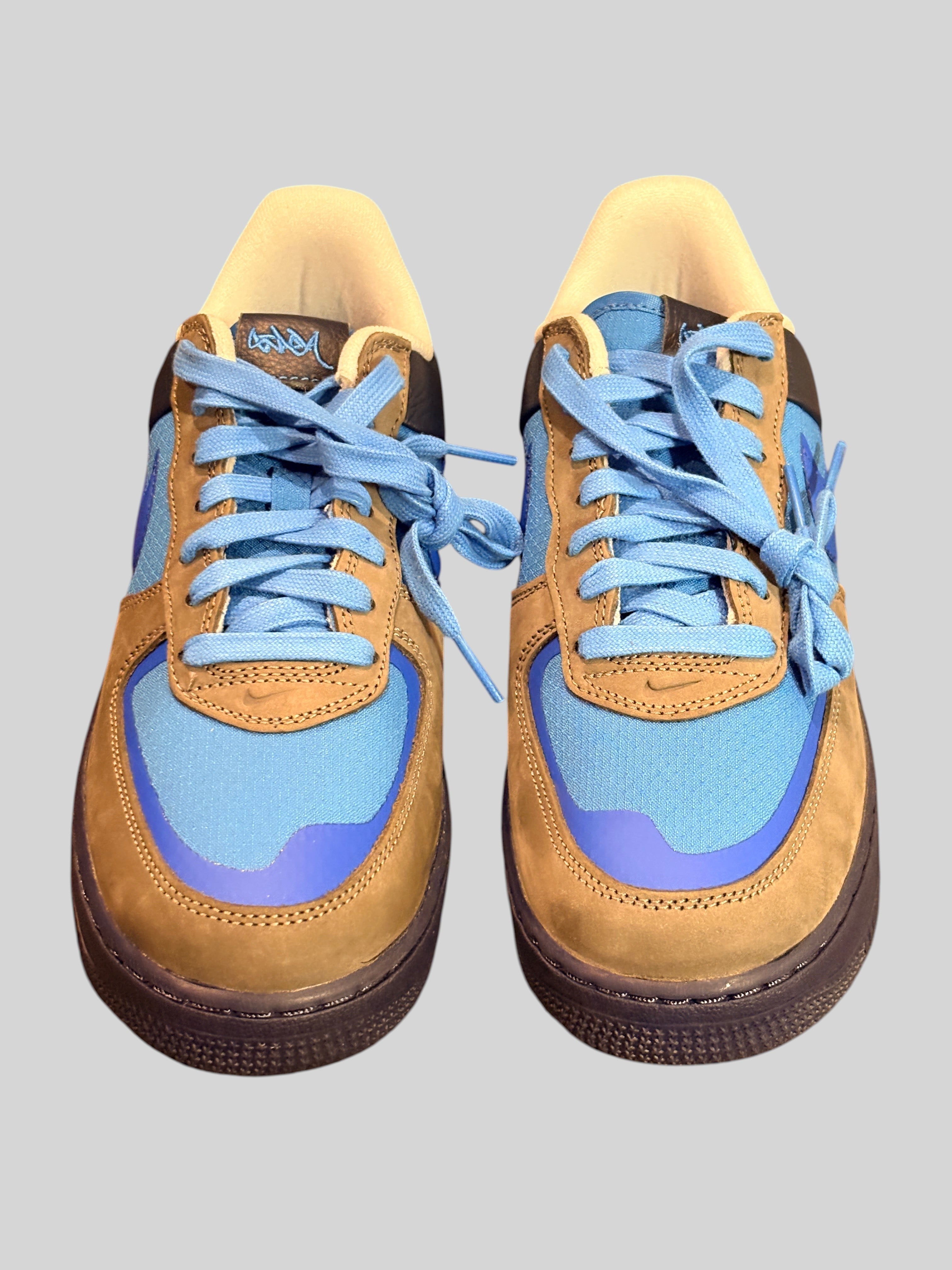 Baskets FASHION SC Nike Air Max Moto 2K en mesh bleu et daim marron avec lacets bleus, vue de face