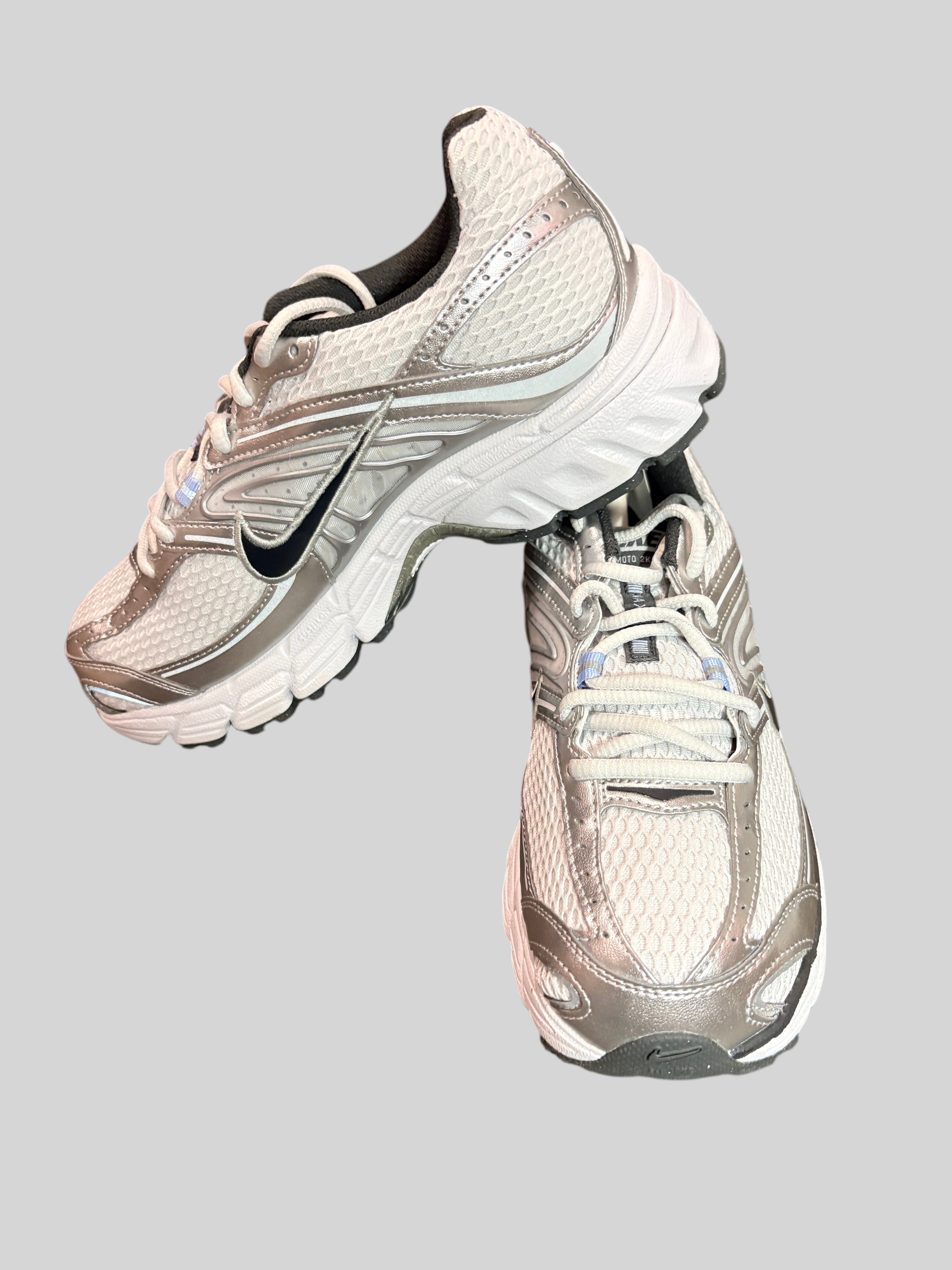 Baskets FASHION SC Nike Air Max Moto 2K en mesh gris clair et détails argentés style running rétro des années 2000