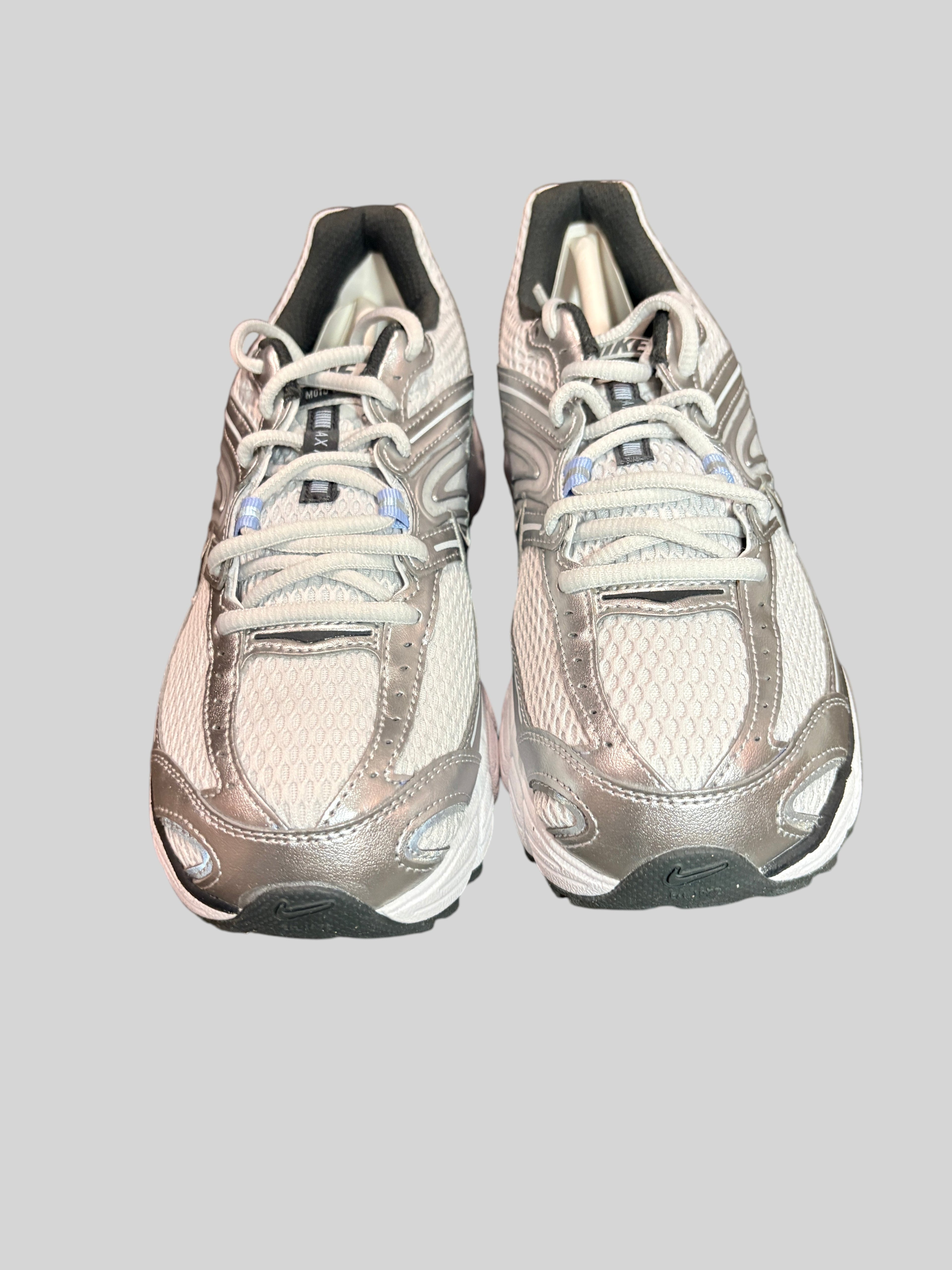 Baskets FASHION SC Nike Air Max Moto 2K en mesh gris et détails argentés style running rétro des années 2000