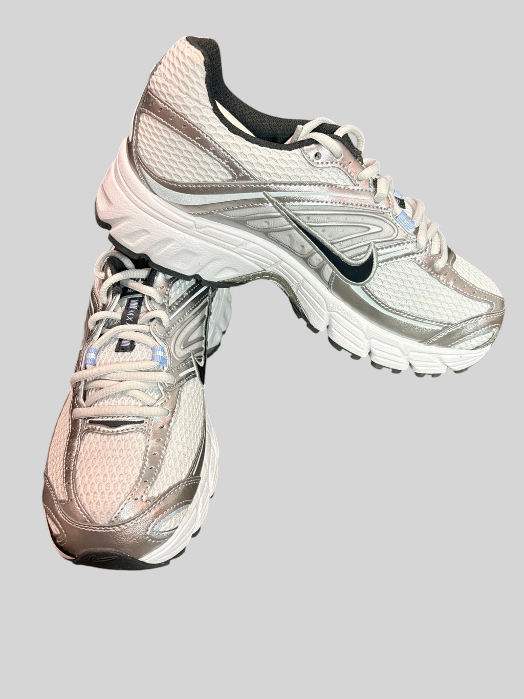 Baskets FASHION SC Nike Air Max Moto 2K en mesh gris clair et détails métallisés argentés, style running rétro.